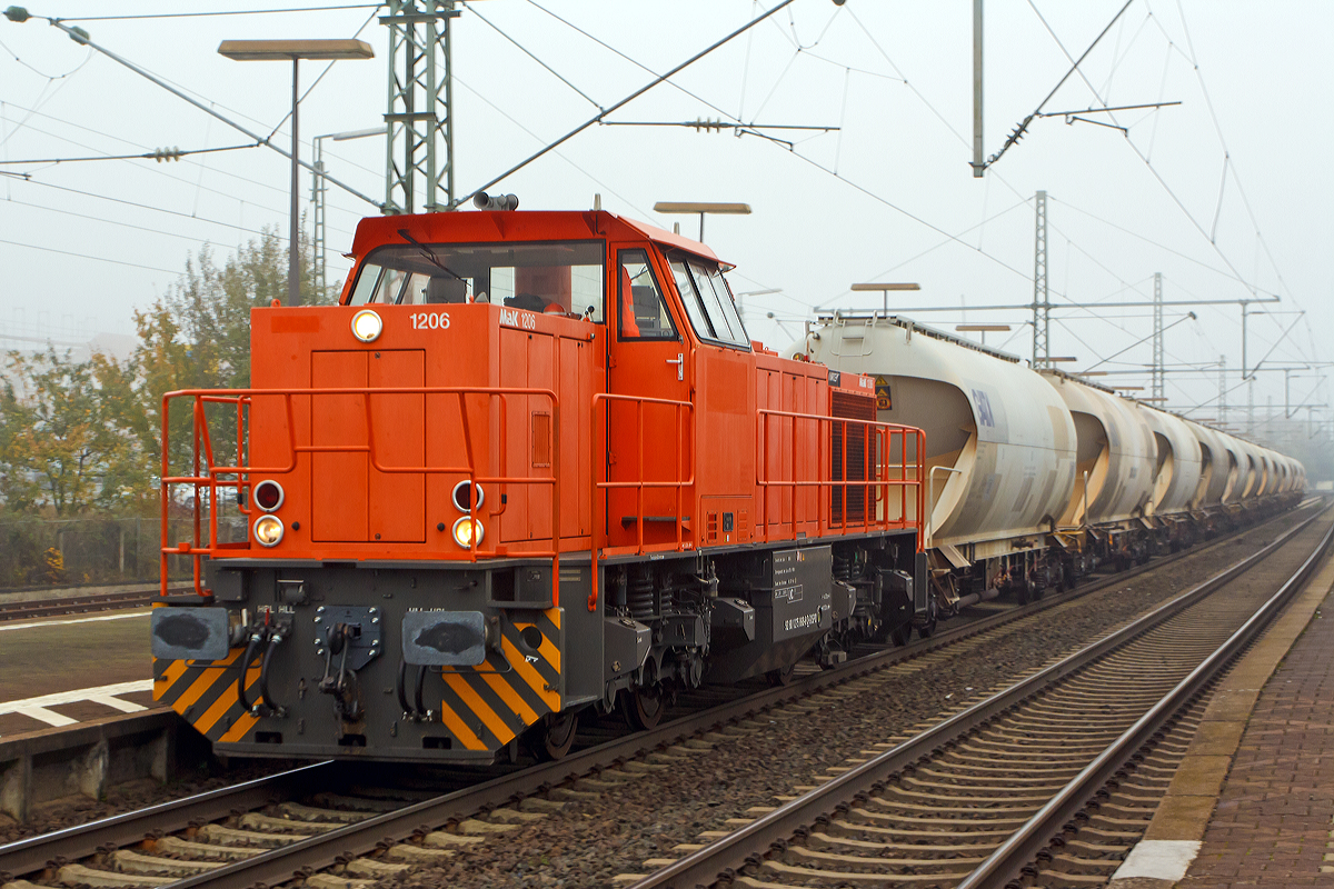 
Die MRCE 275 868-8 (92 80 1275 868-8 D-DISPO) eine MaK G 1206 vermietet an RBB - Regiobahn Bitterfeld Berlin GmbH (gehört zu Captrain Deutschland) fährt am 01.11.2014 mit einem Kalkzug (bestehend aus Behälterwagen für staubförmige Güter mit Druckluftentleerung der Gattung Uacs) durch den Bahnhof Butzbach in Richtung Friedberg (Hessen). 

Die Lok wurde 2004 von Vossloh in Kiel unter der Fabriknummer 5001504 gebaut.