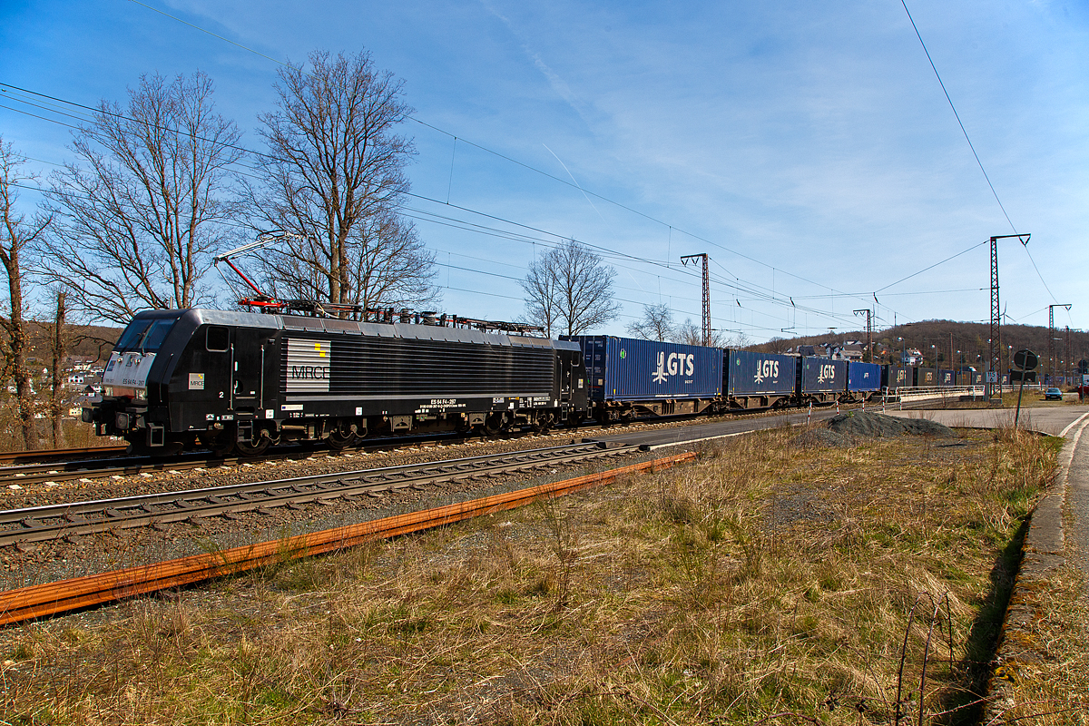 Die MRCE Dispolok E 189-287 bzw. ES 64 F4 - 287 / LZB 189 287-6 (91 80 6189 287-6 D-DISPO Class 189-VK) fährt am 11.04.2022 mit einem GTS - Container-Zug durch Wilnsdorf-Rudersdorf in Richtung Siegen, in Siegen geht es dann über die Siegstrecke in Richtung Köln. Die italienische GTS Logistic aus Bari ist seit 1977 im Kombiverkehr tätig.

Die Siemens EuroSprinter wurde 2009 von Siemens in München - Allach unter der Fabriknummer 21633 gebaut. Diese Lok hat Zulassung für Deutschland, Österreich und die Niederlande.

Die BR 189 (Siemens ES64F4) hat eine Vier-Stromsystem-Ausstattung. Sie ist in allen vier in Europa üblichen Bahnstromsystemen einsetzbar. Diese hier hat die Variante K (Class 189-VK) und besitzt die Zugbeeinflussungssysteme LZB/PZB, ETCS und ATB für den Einsatz in Deutschland, Österreich und den Niederlanden.
Die Stromabnehmerbestückung ist folgende:
Pos. 1: D, A, NL (AC)
Pos. 2: NL (DC)
Pos. 3: NL (DC)
Pos. 4: D, A, NL (AC)