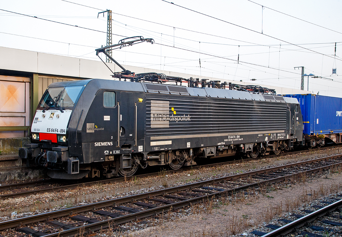 
Die MRCE Dispolok ES 64 F4-094 / 189 994-7 (91 80 6189 994-7 D-DISPO Class VE ) mit einem Containerzug am frühen Morgen des 24.09.2016 im Bahnhof Weil am Rhein. 

Die Lok wurde 2003 von Siemens in München unter der Fabriknummer 20695 gebaut.

Class VE = Sie hat die erforderlichen Zugbeeinflussungssystem-Komponente für: Deutschland, Österreich, Italien, Slowenien, Kroatien sowie die Niederlande