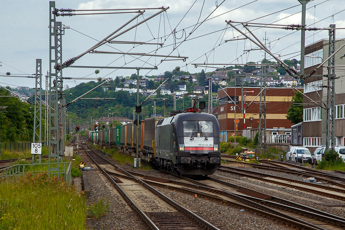 Die MRCE Dispolok ES 64 U2-072 / LZB 182 572-8 (91 80 6182 572-8 D-DISPO) fhrt am 04.06.2022 mit einem KLV-Zug durch den Hauptbahnhof Siegen in Richtung Kln. Da die Bahnsteige, wohl bedingt durch das 9-Euro-Ticket, sehr gut gefllt sind geht es mit viel Signalhorn durch den Bahnhof.

Hinten rechts das Stellwerk Siegen Fahrdienstleiter (Sf).

Die Siemens ES64U2 wurde 2004 von Siemens TS (Transportation Systems) im Werk Linz (A) unter Fabriknummer 21044 gebaut und an die damalige Siemens Dispolok GmbH in Mnchen (heute MRCE Dispolok GmbH) geliefert. Sie hat die Zulassungen (einschl. ETCS) fr Deutschland, sterreich und Ungarn.

Technische Daten:
Achsfolge: Bo`Bo`
Spurweite: 1.435 mm
Lnge ber Puffer: 19.280 mm
Drehzapfenabstand: 9.900 mm
Breite: 3.000 mm
Raddurchmesser (neu): 1.150 mm
Gewicht: 86 t
Spannungssysteme: 15 kV, 16,7 Hz und 25 kV, 50 Hz
Dauerleistung: 6.400 kW
Hchstgeschwindigkeit: 230 km/h
Anfahrzugskraft: 300 kN
Dauerzugskraft: 250 kN (ab 92,2 km/h) 