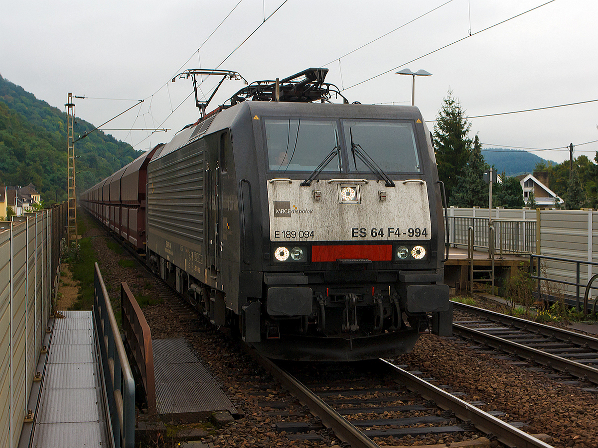 
Die MRCE Dispolok Siemens ES64F4-994 / E 189 094 (91 80 6189 094-6 D-DISPO) fährt am 05.10.2013 mit einen Kohlenzug durch den Hp Trier Ehrang Ort in Richtung Trier Hbf. 
Zum Zeitpunkt der Aufnahme war sie an die NIAG - Niederrheinische Verkehrsbetriebe Aktiengesellschaft vermietet.

Die Siemens EuroSprinter wurde 2005 unter der Fabriknummer 21080 gebaut. Sie trägt NVR-Nummer 91 80 6189 094-6 D-DISPO Class 189-VJ (VJ = Zugsicherungssystem Paket für Deutschland und Niederlande).