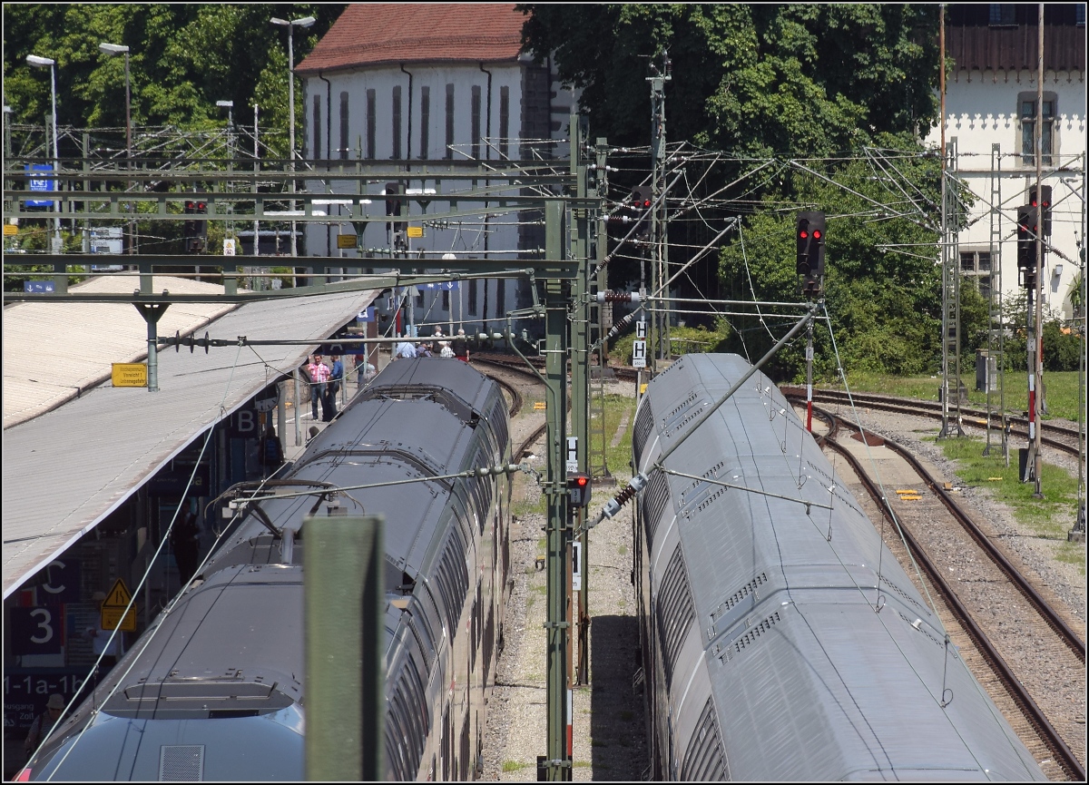 Die neue, leider neigetechniklose Gäubahn wagt sich erstmals auf die Strecke. Hier im Vergleich mit einem Kiss der SBB. Die breiteren Schultern des Kiss sind zu erkennen. Die Höhe dürfte identisch sein und niedriger als die deutschen Dostos. Konstanz, Juli 2018.