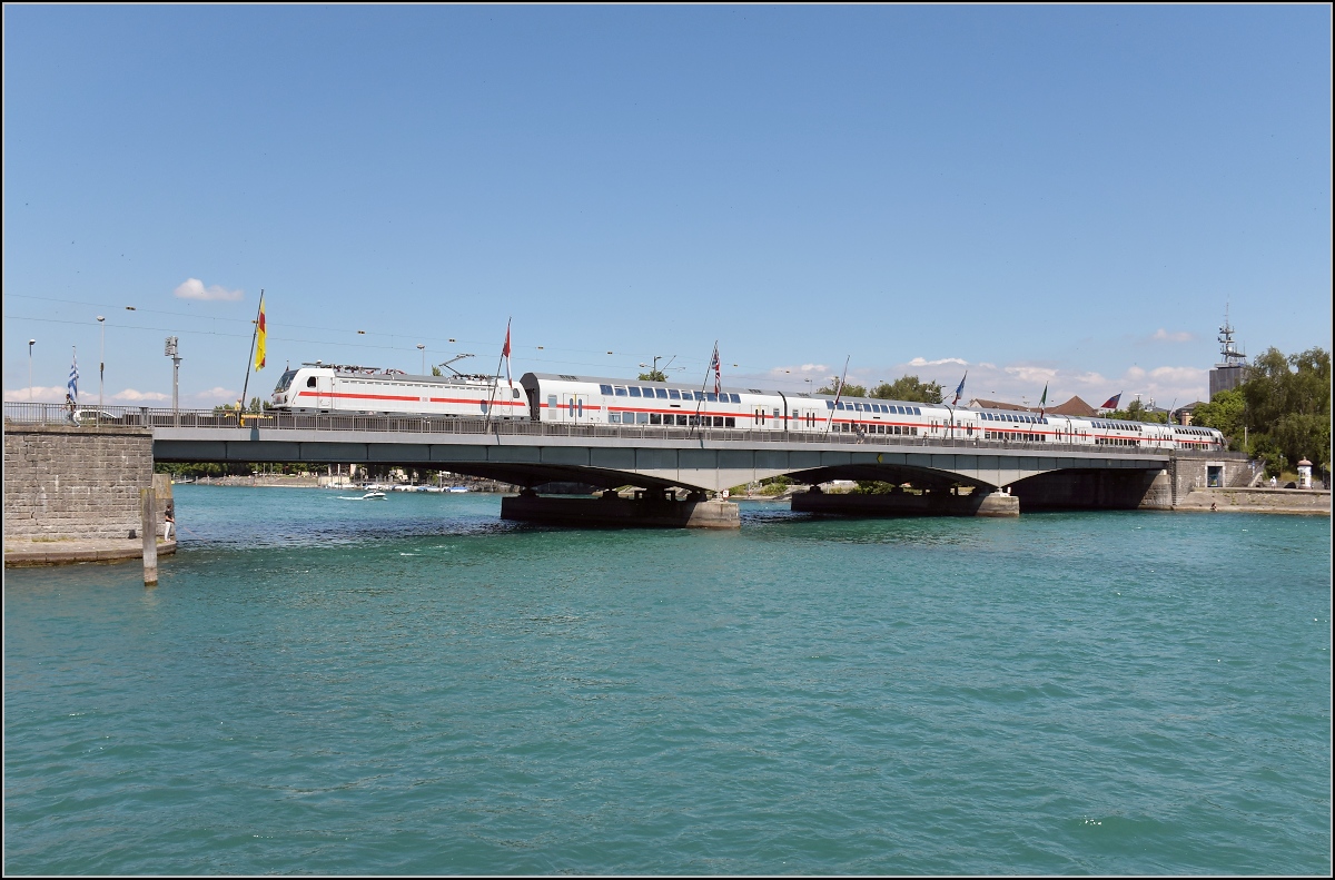 Die neue, leider neigetechniklose Gäubahn wagt sich erstmals auf die Strecke. 147 557 mit dem schweizgängigen Dostopark kommt am alternativen Streckenast in Konstanz an. Hier in voller Größe auf der Rheinbrücke. Juli 2018.