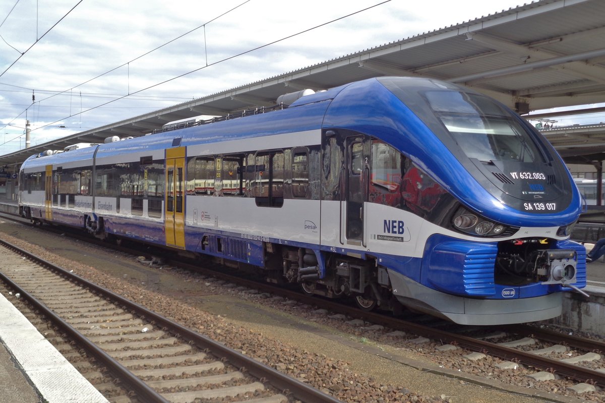 Die Neue von der Niederbarminer Eisenbahn: PESA SA-139-017 hlt am 5 April 2018 in Berlin-Lichtenberg.