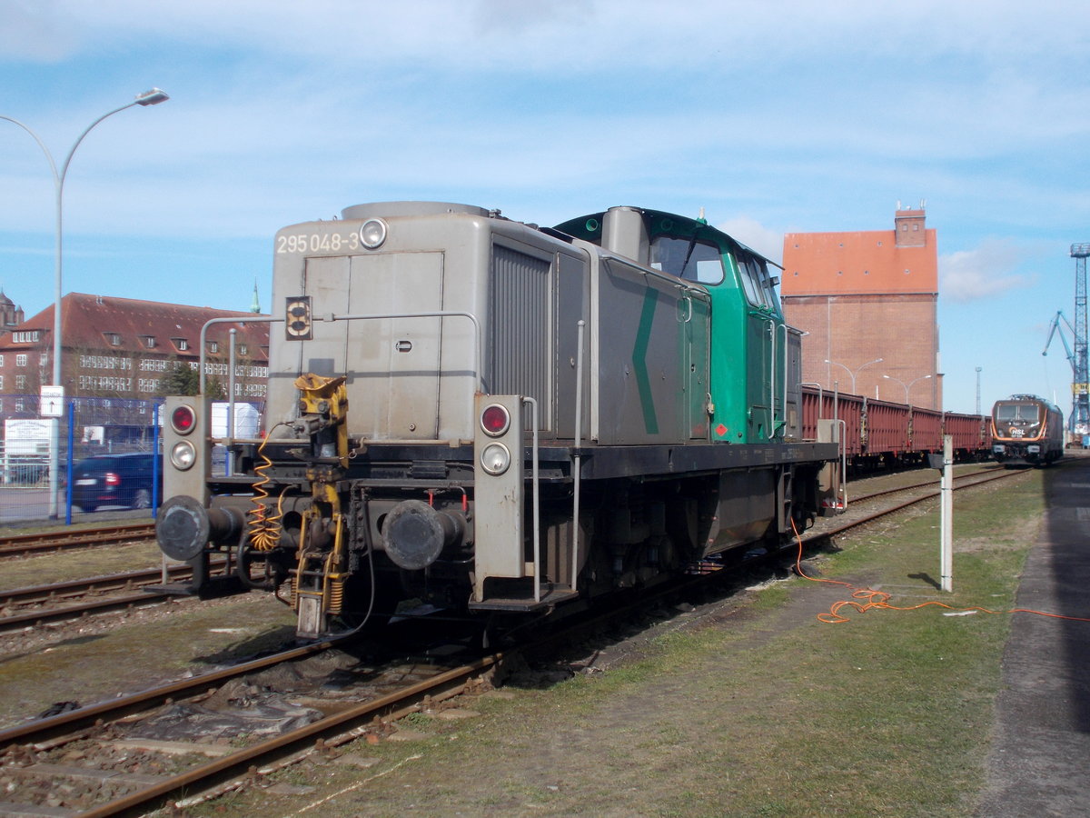 Die Neue Rangierlok im Stralsunder Nord-und S�dhafen ist jetzt die BUVL 295 048 die ich,am 04.April 2018,im Nordhafen fotografierte.