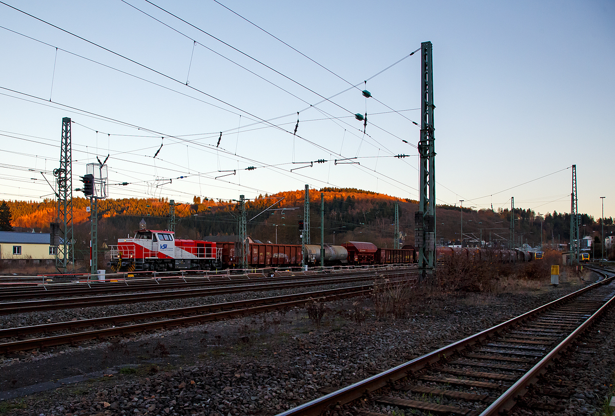 
Die neuste Errungenschaft der KSW (Kreisbahn Siegen-Wittgenstein), die Lok 47 (92 80 1271 027-5 D-KSW), ex D 2 der HFM, eine Vossloh G 1000 BB, kommt am 28.11.2016 mit ihrem Übergabegüterzug von Herdorf in Betzdorf/Sieg an. 