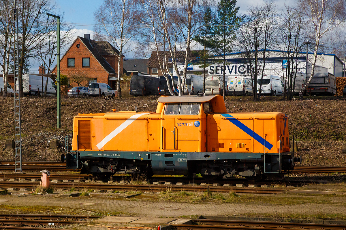 
Die northrail 211 237-3 (92 80 1211 237-3 D-NRAIL), ex DB 211 237-3, ex DB V 100 1237, steht am 19.03.2019 in Hamburg. 
Aufnahme aus dem Zug heraus.
