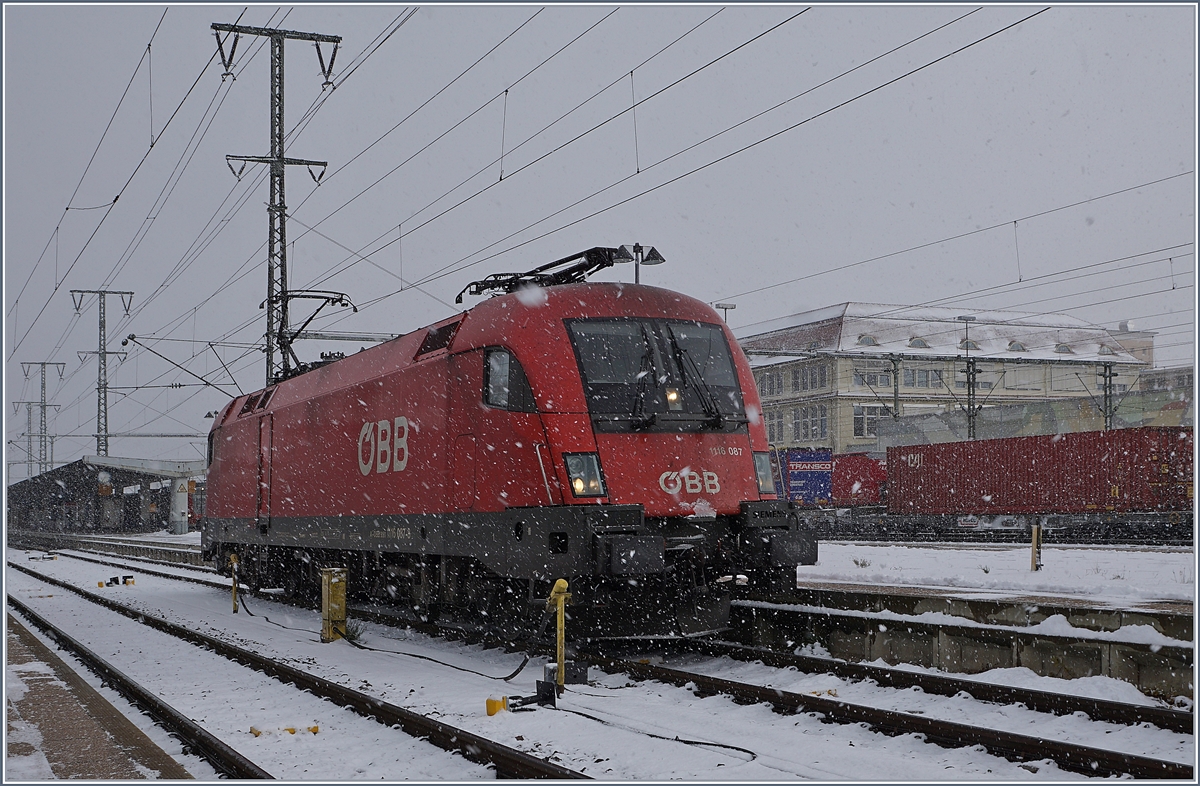 Die ÖBB 1116 087 welche den IC 183 von Stuttgart nach Singen brachte wartet nun auf die Rückleistung.
9. Dez. 2017