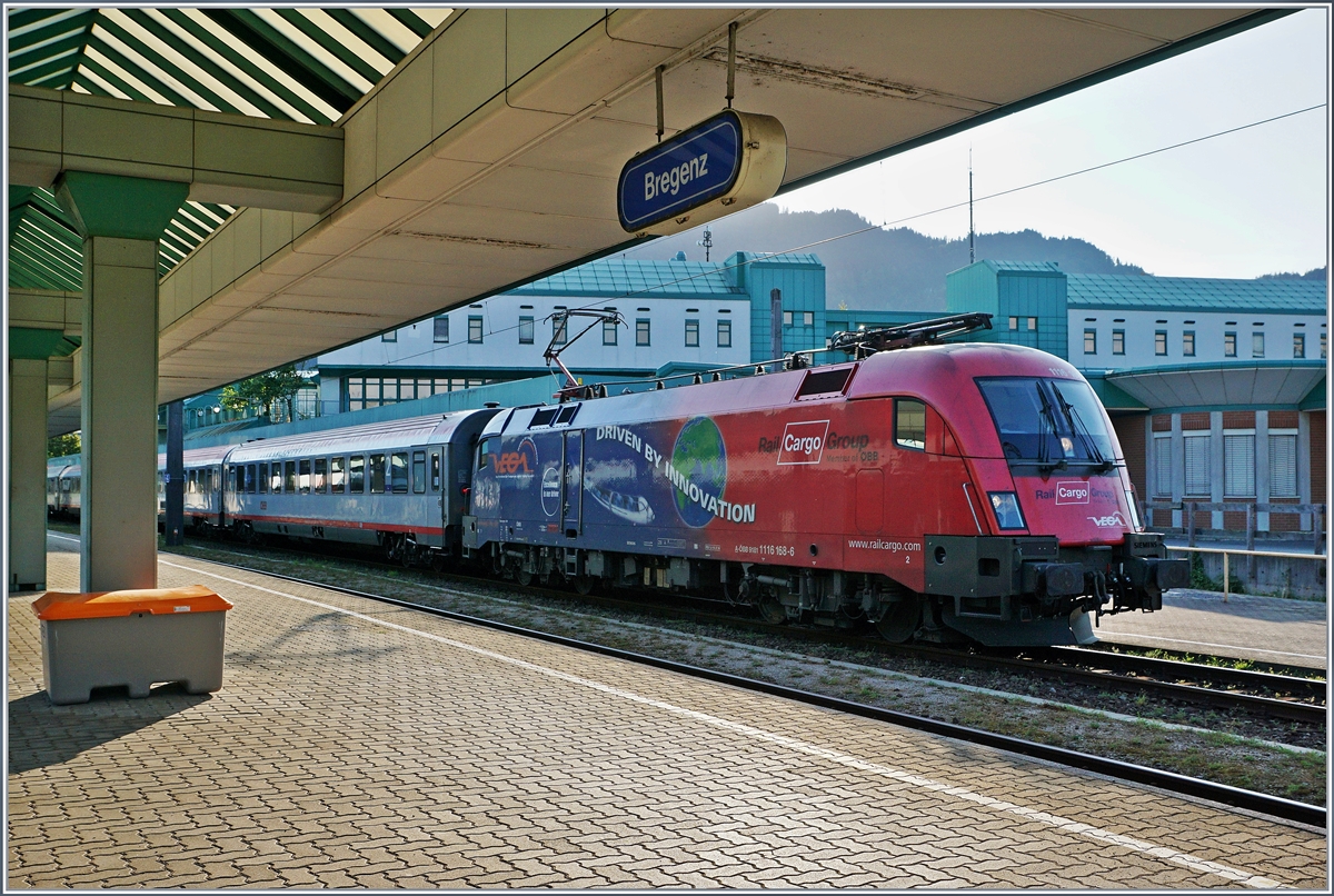 Die BB 1116 158-6 Werbelok mit einem IC nach Wien kurz vor der Abfahrt in Bregenz.
10. Sept. 2016