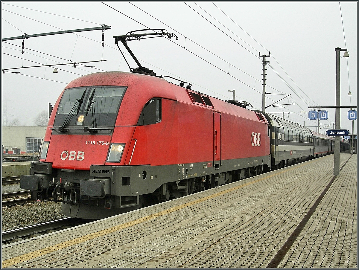 Die BB 1116 175-9 mit dem  Transalpin  (mit Panoramawagen) in Jenbach.
11. Jan. 2007