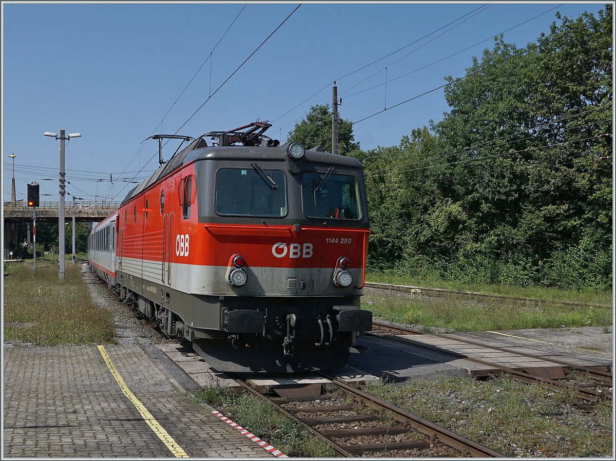 Die ÖBB 1144 280 erreicht mit ihrem IC 118  Bodensee  Bregenz und wird nach einem kurzen Aufenthalt nach Lindau Insel weiterfahren. 

14. August 2021