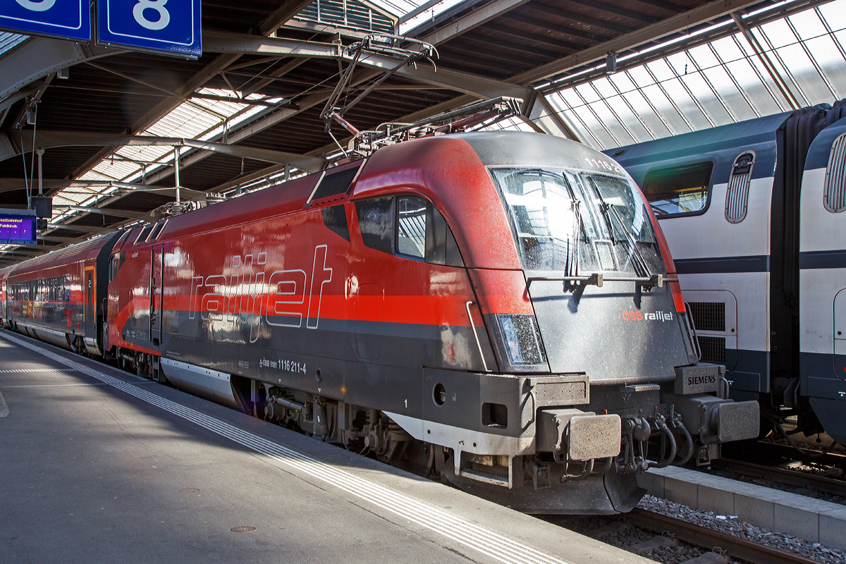 
Die ÖBB-railjet Taurus II  Spirit of Munich  1116 211-4 (9181 1116 211-4 A-ÖBB) steht am 06.06.2015 in Zürich HB mit dem railjet via Innsbruck nach Wien zur Abfahrt bereit.

Die Siemens ES64U2 wurde 2004 von Siemens unter der Fabriknummer 20932 für die ÖBB gebaut.

Die ES 64 U2 wurde ursprünglich als Universallok für die Österreichischen Bundesbahnen (ÖBB) entwickelt und wird dort als Baureihe 1016 (reine 15-kV-Version) und 1116 (2-System-Version mit 15 kV und 25 kV für internationalen Verkehr nach Ungarn) geführt. Die Zweisystembauart für 15 kV- und 25 kV-Bahnstromsysteme ist traktions- und sicherungstechnisch für Deutschland, Österreich und Ungarn ausgerüstet und zugelassen, seit Mai 2002 ist zudem ihr Einsatz in der Schweiz erlaubt. Durch die vorhandene Technik ist sie ebenso für die Wechselstromstrecken in Tschechien und der Slowakei geeignet. Die Maschinen der Serie ES 64 U2 sind wendezugfähig ausgeführt und ab Werk mit zwei Einholm-Stromabnehmern ausgerüstet. Ausnahme sind die Railjet-Loks 1116.201 bis 1116.223, welche mit den in die Schweiz verbundenen Fahrten, einen dritten (schmaler) Stromabnehmer haben. Der Antrieb der Lok erfolgt über einen speziell für sie entwickelten Hohlwellen-Antrieb mit Bremswelle (HAB).

Die Lok der Reihe 1016 und 1116 sind auch oft hörbar zuerkennen: Beim Aufschalten aus dem Leerlauf ist ein Geräusch zu vernehmen, das an das Durchspielen einer Tonleiter auf einem Tenorsaxophon erinnert. Es entsteht in den Drehstrommotoren durch die Ansteuerung der Stromrichter. Das hörbare Geräusch ist dabei die doppelte Taktfrequenz der Pulswechselrichter, welche stufenweise angehoben wird.

Die Frequenz ändert sich dabei in Ganz- und Halbtonschritten über zwei Oktaven von d bis d  im Tonvorrat der Stammtöne. 
Die Nachfolge-Baureihe ES 64 U4 (ÖBB 1216/SŽ-Baureihe 541) besitzt diese akustische Besonderheit nicht mehr.


TECHNISCHE DATEN:
Achsformel:  Bo’Bo’
Spurweite:  1.435 mm (Normalspur)
Länge über Puffer:  19.280 mm
Höhe:  4.375 mm
Breite: 3.000 mm
Drehzapfenabstand:  9.900 mm
Achsabstand in Drehgestell:  3.000 mm
Kleinster bef. Halbmesser: 	100 m (bei 10 km/h) /120 m (bei 30 km/h)
Dienstgewicht: 88 t
Höchstgeschwindigkeit: 230 km/h
Dauerleistung: 	6.400 kW
Booster für 5 min: 7,0 MW (nur bei 85–200 km/h nützlich)
Anfahrzugkraft: 	300 kN
Dauerzugkraft: 250 kN (bis 92 km/h)
Raddurchmesser:  1.150 mm (neu) / 1.070 mm (abgenutzt)
Motorentyp: 	1 TB 2824-0GC02
Stromsystem: 	15 kV, 16,7 Hz  und 25 kV, 50 Hz
Anzahl der Fahrmotoren:  4
Antrieb: Kardan-Gummiringfederantrieb
