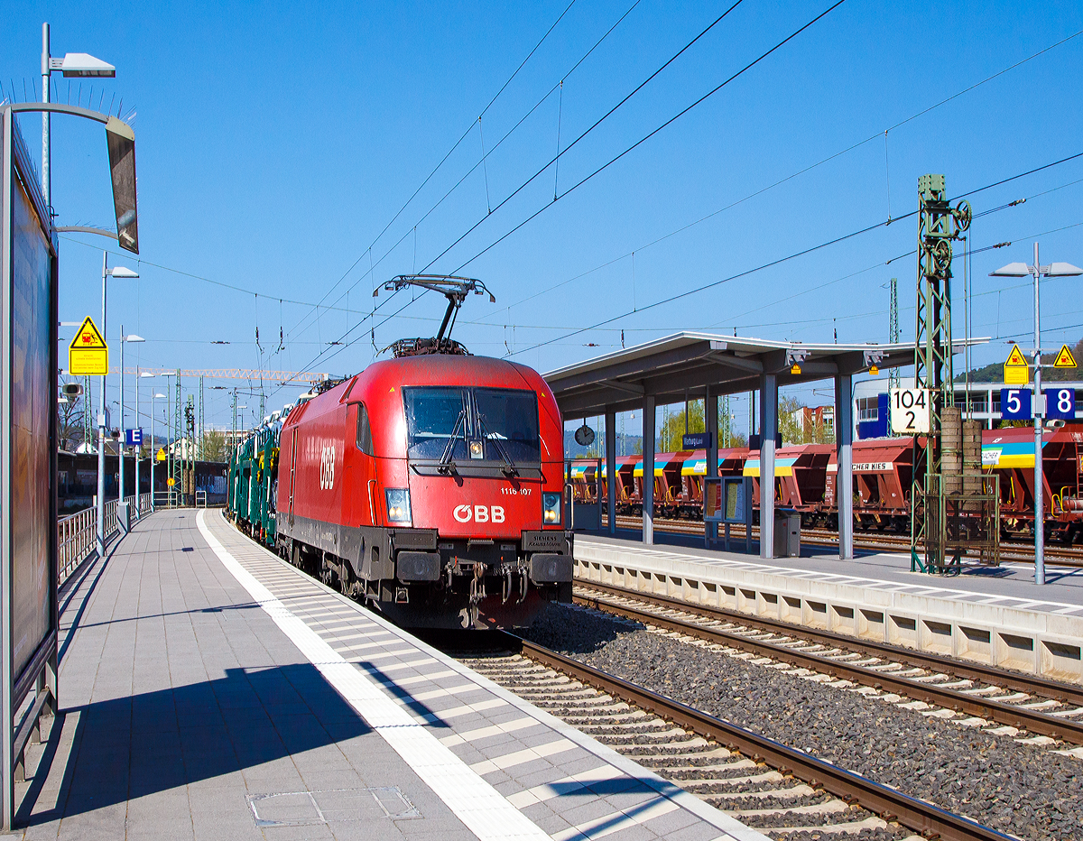 
Die ÖBB  Taurus  1116 107-4 (A-ÖBB 91 81 1116 107-4) fährt am 09.04.2017 mit einem Autotransportzug durch den Bahnhof Marburg an der Lahn in Richtung Frankfurt am Main.