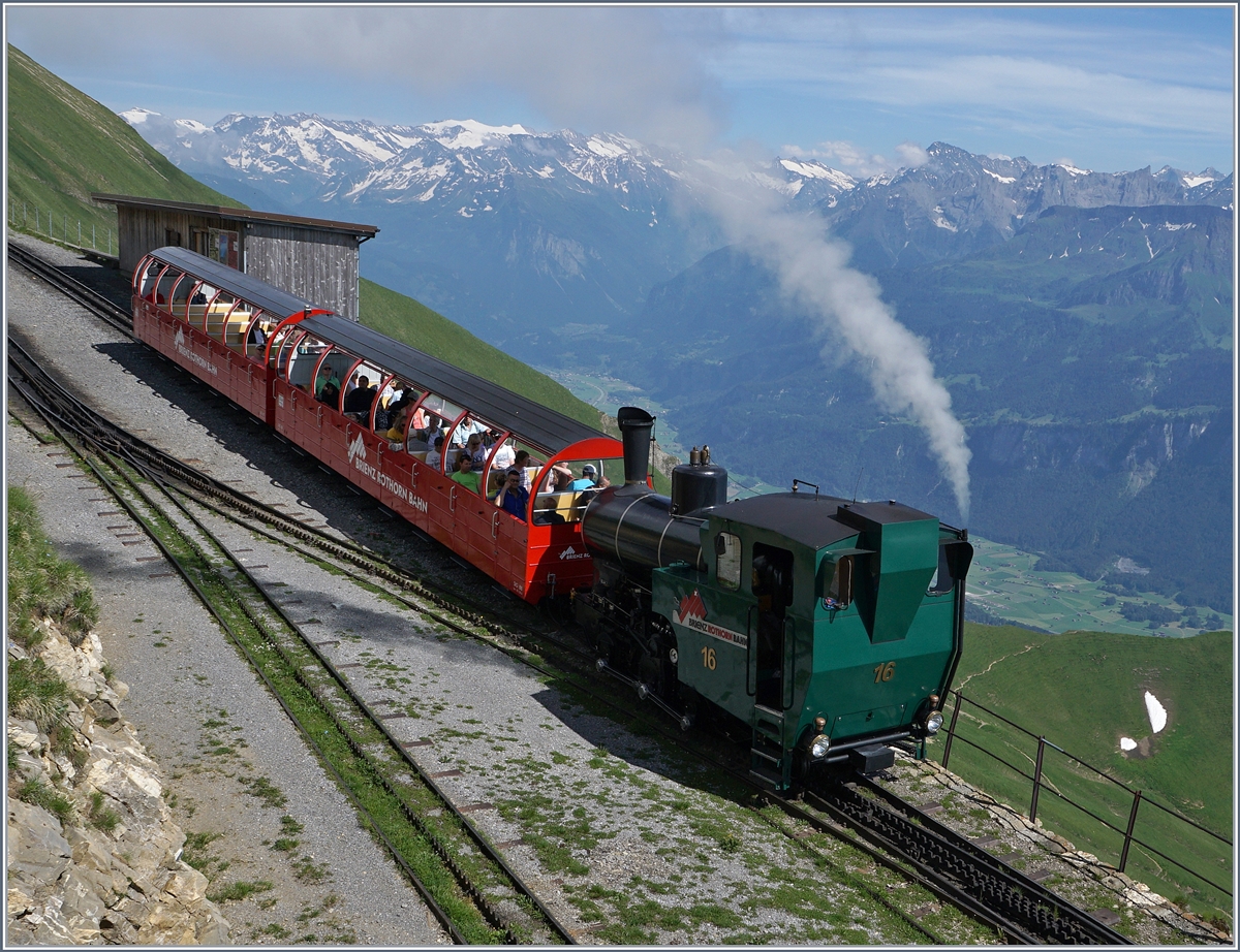 Die Ölbefeuerte BRB H 2/3 16 verlässt die Gipfelstation Brienzer Rothorn.
7. Juli 2016