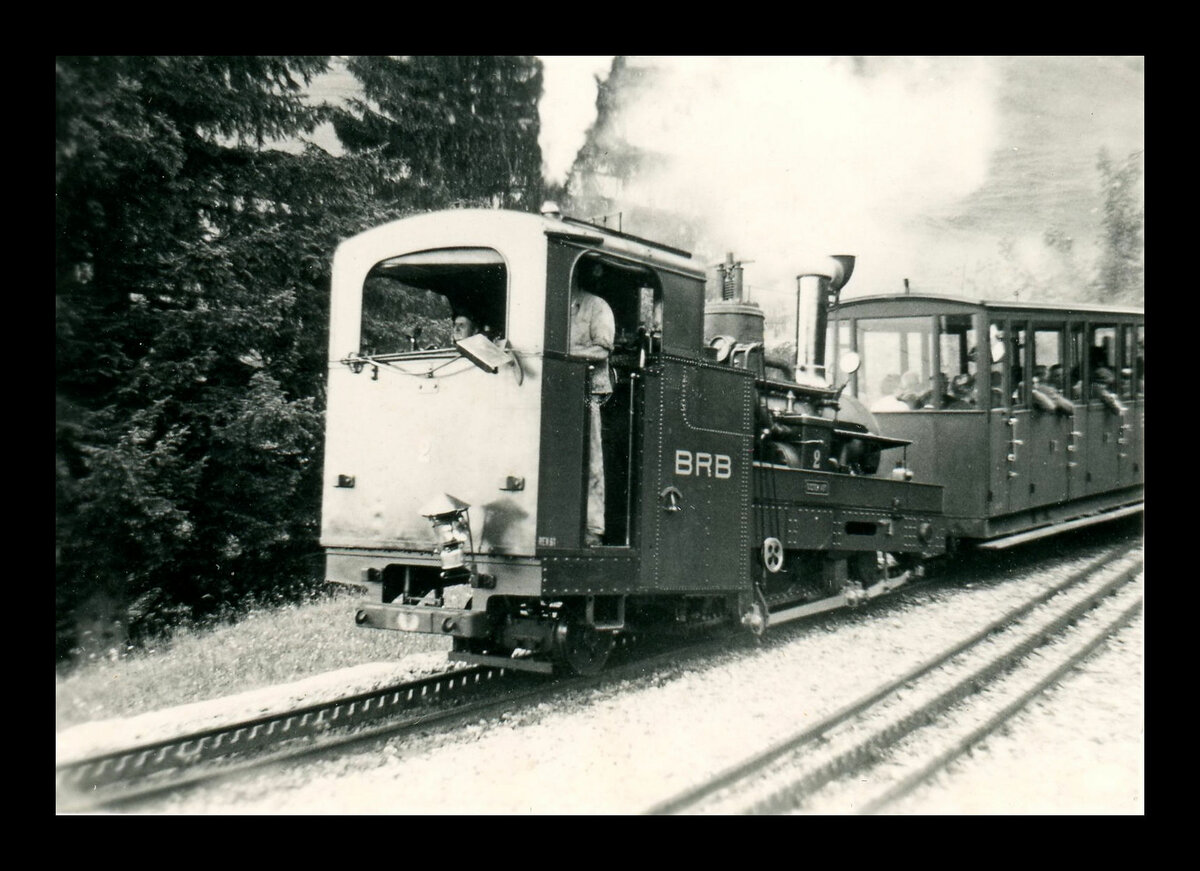 Die Originallokomotiven von 1891/92 der Brienz Rothorn Bahn: Lok 2 im alten Zustand mit grossem offenen Rückfenster, Brikettfeuerung, einer kleinen Petrollampe, und zweimänniger Bedienung. Planalp, 21.Juli 1961 