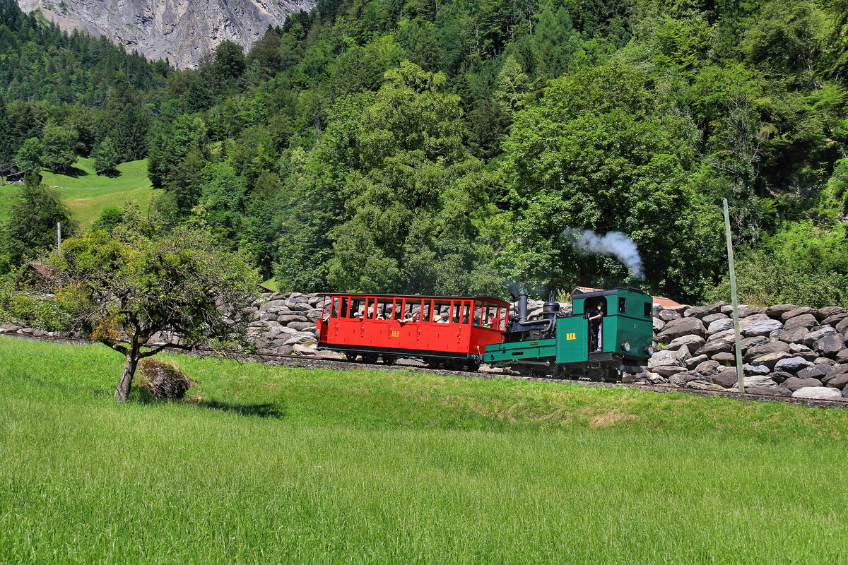 Die Originallokomotiven von 1891/92 der Brienz Rothorn Bahn: Lok 2 ist in gutem Zustand und kommt im Bild von Geldried nach Brienz herunter, mit dem historischen Wagen 1. 17.Juli 2016. Vom 1.September 2018 fuhr diese Komposition für einen Monat auf der Snowdon Mountain Railway SMR in Wales; leider kam ich nicht dazu, sie dort, zusammen mit den etwas andersartigen SMR Loks (offenbar den längst verschwundenen WAB Loks 9-12 ähnlich), zu besuchen. Der BRB-Zug fuhr aus technischen Gründen auf der SMR (leider) nur bis etwas oberhalb der Talstation hinauf. Auf Youtube gibt es einen Film des Besuchs der Lok 2 auf der SMR (https://www.youtube.com/watch?v=e87Ljq6ZF8Y).   