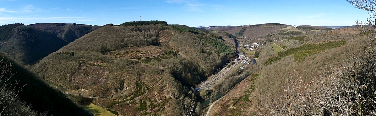 Die Ortschaft Kautenbach und die luxemburgische Nordstrecke vom Aussichtspunkt Hockslay aus gesehen am 26.02.2019. (Jeanny)