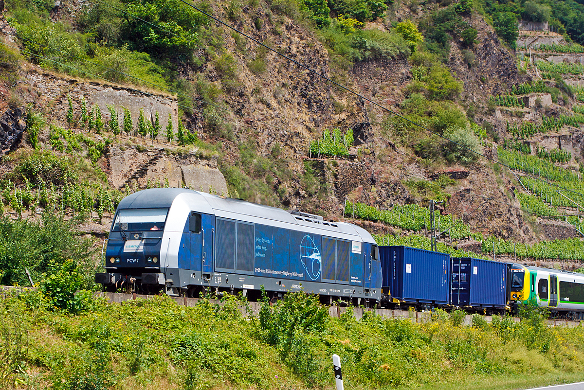 
Die PCW 7 / ER 20-2007  / 223 081-1 vom Prf- und Validationscenter Wegberg-Wildenrath der Siemens AG (PCW) mit einem Desiro Class 350/3 (Triebzug der Britischen Klasse 350.3) 350 374 der London Midland am 22.06.2014 auf berfhrungsfahrt, hier bei Kobern-Gondorf auf der Moselstrecke (KBS 690) in Richtung Trier fahrend.

Die Siemens ER20 der Eurorunner-Serie (auch als „Hercules“ bekannt) wurde 2007 von Siemens in Mnchen unter der Fabriknummer 21285 gebaut und war bis 2011 als Mietlok unterwegs. Seit 2011 gehrt sie dem PCW, und trgt die NVR-Nummer 92 80 1223 081-1 D-PCW.

TECHNISCHE DATEN:
Achsformel:  Bo’Bo’
Spurweite:  1435 mm (Normalspur)
Lnge ber Puffer:  19.275 mm
Breite:  2.870 mm
Drehzapfenabstand:  10.362 mm
Drehgestellachsabstand:  2.700 mm
Kleinster bef. Halbmesser:  100 m
Dienstmasse:  80 t
Hchstgeschwindigkeit:  140 km/h
Installierte Leistung:  2.000 kW
Motorentyp:  Common Rail System
Motorbauart:  MTU 16 V 4000 R41
Nenndrehzahl:  600 - 1.800/Minute
Leistungsbertragung:  dieselelektrisch
Tankinhalt:  2800 l
