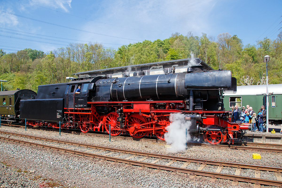 
Die Personenzuglokomotive 23 071 (ex DB 023 071-4) der VSM - Veluwsche Stoomtrain Matschappij (NL Apeldoorn) mit einem Dampfpendelzug am 30.04.2017 im Eisenbahnmuseum Bochum-Dahlhausen.

Die Lok wurde 1956 von Arnold Jung Lokomotivfabrik GmbH, Jungenthal bei Kirchen a.d. Sieg unter der Fabriknummer 12506 gebaut. Dort wurde auch 1959 mit der 23 105 die letzte von der DB beschaffe Dampflok gebaut. 

Die Baureihe 23 der Deutschen Bundesbahn war eine zur Beförderung von Personen- und Schnellzügen vorgesehene Dampflokomotive mit Schlepptender und der Achsfolge 1'C1'. 
Nach dem Zweiten Weltkrieg fehlten der Deutschen Bundesbahn leistungsfähige Personenzugloks, die vorhandenen Baureihen waren altersbedingt zu ersetzen, wie beispielsweise die bereits rund 40 Jahre alten preußischen P 8. Unter der Leitung von Friedrich Witte entwickelte man für die Neubeschaffung von Dampflokomotiven neue Baugrundsätze, welche bei der Baureihe 23 zur Anwendung kamen. Bei der Konstruktion griff man einen nicht verwirklichten Vorschlag der BMAG für die DR-Baureihe 23 wieder auf, nämlich den einer Lok der von Friedrich Witte bereits seinerzeit favorisierten Achsfolge 1'C1' mit Verbrennungskammerkessel. Ab 1950 wurden 105 Exemplare der neu konstruierten Baureihe für den mittelschweren Personenzug- und den leichten Schnellzugdienst durch die Lokomotivfabrik Jung Jungenthal (51 Stück), Henschel-Werke (29 Stück), Krupp (21 Stück) und die Maschinenfabrik Esslingen (4 Stück) gebaut. 

Wie sich nach den ersten Einsätzen zeigte, erfüllte die Neukonstruktion die Erwartungen, die Baureihe war universell einsetzbar, überdies der Kohleverbrauch geringer als bei vergleichbaren Lokomotiven. Die Loks der Baureihe 23 können einen 600 t schweren Zug in der Ebene mit 110 km/h sowie auf einer Steigung von 10 Promille noch mit 44 km/h befördern. Bei Messfahrten ergab sich, dass die Baureihe 23 mit ihrer im Vergleich zur P 8 nur 8,5 % größeren Kesselheizfläche deren Kesselleistung um 23 % übertrifft; die Zughakenleistung ist mit 1480 PSe sogar um mehr als 50 % höher als bei der P 8.

Konstruktive Merkmale
Die Lokomotiven erhielten geschweißte Blechrahmen, geschweißte Kessel mit Verbrennungskammer und selbsttragende Schlepptender der Bauart 2'2' T 31, ebenfalls in Schweißkonstruktion. Die Kessel wurden aus der Stahlsorte St-34 gefertigt, die Feuerbüchse mit der Verbrennungskammer aus IZ-II-Stahl.

Beim Laufwerk bildete man den vorderen Laufradsatz und den ersten Kuppelradsatz als Krauss-Helmholtz-Lenkgestell aus. Der Schleppradsatz hingegen wurde als weiterentwickeltes Bisselgestell ausgeführt, bei dem an Stelle der herkömmlichen Rückstelleinrichtung mit Wiege und Pendel eine solche mit Gegenlenkern und auf den Anlenkzapfen wirkender Rückstellung verwendet wird. Die Laufwerkskonstruktion der Baureihe 23 lässt Rückwärtsgeschwindigkeiten von 110 km/h zu, die Festlegung der Höchstgeschwindigkeit bei Rückwärtsfahrt auf nur 85 km/h erfolgte lediglich aufgrund der schlechteren Sichtverhältnisse des Lokpersonals bei der Fahrt mit dem Tender voraus. Überdies führte man das Laufwerk so aus, dass die Kuppelradsatzlast wahlweise auf 17 oder 19 t eingestellt werden kann.

Die Lokomotiven erhielten zwei Bosch-Schmierpumpen für die zentrale Schmierung der unter Dampf gehenden Teile, aber auch der schwer zugänglichen Schmierstellen des Laufwerks. Als Regler kam ein Heißdampf-Mehrfachventilregler zum Einbau. Bis zur Betriebsnummer 023 wurden Oberflächenvorwärmer der Bauart Knorr sowie Gleitlager verwendet. Die Lokomotiven mit den Ordnungsnummern 024 und 025 sowie ab Ordnungsnummer 053 wurden mit Wälzlagern für Radsätze und Triebwerk sowie Mischvorwärmern ausgerüstet. Die Heusinger-Steuerung wurde im Interesse schwächeren Steinspringens und damit besserer Rückwärtsfahreigenschaften mit Kuhnscher Schleife ausgeführt. Die Kuppelradsätze erhielten beidseitig Bremsbacken.

16 Lokomotiven der Baureihe versah man außerdem mit einer Wendezugsteuerung.

Im allseitig geschlossenen Führerhaus montierte man eine gefederte und von unten beheizbare Fußbodenplatte, um dem Lokomotivpersonal bessere Arbeitsbedingungen zu verschaffen. Es gab zudem einen Kleiderkasten und eine Wärmeinrichtung fürs Essen.

TECHNISCHE DATEN:
Gebaute Anzahl: 105 (Nummerierung 23 001–105)
Baujahre: 	1950–1959
Bauart:  1'C1' h2
Gattung: P 35.18
Spurweite: 	1435 mm (Normalspur)
Länge über Puffer:  21.325 mm
Höhe:  4.550 mm
Breite:  3.050. mm
Achsabstände: 2.950 / 2.000 / 2.000 / 2.950 mm (Fester Radstand 2.000 mm)
Gesamtradstand:  9.900 mm
Gesamtradstand mit Tender: 17.625 mm
Leergewicht: 	74,6 t
Dienstgewicht: 	82,8 t
Radsatzfahrmasse:  maximal 18,7 t
Höchstgeschwindigkeit: 110 km/h, (rückwärts 85 km/h)
Indizierte Leistung: 1.325 kWi (1.800 PSi)
Treibraddurchmesser: 	1.750 mm
Laufraddurchmesser vorn: 	1.000 mm
Laufraddurchmesser hinten: 1.250 mm
Steuerungsart:  Heusinger mit Kuhnscher Schleife
Zylinderanzahl: 	2
Zylinderdurchmesser: 	550 mm
Kolbenhub:  660 mm
Kesselüberdruck:  16 kg/cm²
Anzahl der Heizrohre: 	130
Anzahl der Rauchrohre:  54
Heizrohrlänge: 	4.000 mm
Rostfläche: 	3,11 m²
Strahlungsheizfläche: 	17,1 m²
Rohrheizfläche: 	139,18 m²
Überhitzerfläche:  73,80 m²
Verdampfungsheizfläche: 	156,28 m²
Tender: 	2'2' T 31
Wasservorrat:  31 m³
Brennstoffvorrat: 8 t Kohle
