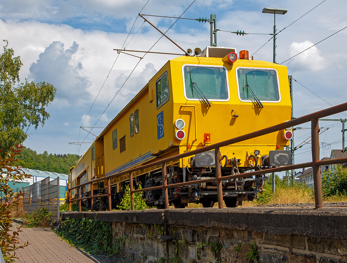 
Die Plasser & Theurer Dreischwellenstopfmaschine 09-3X Dynamic  der SPITZKE SE, Schweres Nebenfahrzeug Nr. D-SPAG 99 80 9121 006-7, abgestellt am 21.07.2018 in Wissen (Sieg).

Der Dynamic Stopfexpress 09-3X wurde 2003 von Plasser & Theurer in Linz (A) unter der Maschinen-Nr. 3100 gebaut.  Die Dynamic 09-3X sind kontinuierlich arbeitende Nivellier-, Hebe-, Richt- und Drei-Schwellen-Stopfmaschinen mit integrierter dynamischer Gleisstabilisation. Sie ermöglichen das Stopfen von drei Schwellen in einem Arbeitsgang. Dadurch wird eine hohe Arbeitsgeschwindigkeit erzielt. Diese Maschinen sind jedoch für den Bereich von Weichen geeignet. Bei der Stopfung wird der Schotter unter der Schwelle verdichtet, wodurch ein stabiles Schwellenauflager entsteht.

Funktionsmerkmale :
Es werden mit zwei quer zur Gleisachse geteilte 3-Schwellen-Gleisstopfaggregate, mit insgesamt 48 Stopfwerkzeugen zum gleichzeitigen Unterstopfen von drei Schwellen, die Gleise nivelliert, gestopft, gerichtet. Dabei sind die Stopfaggregate an einem zur Längsachse verschiebbarem Rahmen angebaut, dies bewirkt dass während dem Stopfvorgang die Maschine kontinuierlich im Arbeitsgang weiter fahren kann. Nach Abschluss eines Stopfvorganges, wird der Rahmen dann dem Verfahrweg der Maschine wieder nachgeführt.

Eine Messung und Dokumentation der Gleisparameter (Längshöhe, Hebung links/rechts, Überhöhungsdifferenz, gegenseitige Höhenlage, Krümmung, Beistellzeit und Verwindung) erfolgt unmittelbar nach dem Stopfgang.
Zudem ist ein kombinierter Höhen- und Richtungslaser vorhanden.


Technische Daten:
Spurweite: 1.435 mm
Länge über Puffer: 34.200 mm
Drehzapfenabstände: 15.800 mm / 11.500 mm
Gesamtgewicht: 126.700 kg
Anhängelast: 50 t
Achszahl: 8
Motorleistung Stopfmaschine: 440 kW
Motorleistung Stabilisationsanhänger: 146 kW
Fahrgeschwindigkeit im Zugverband: 100 km/h
Fahrgeschwindigkeit mit Eigenantrieb: 100 km/h
Arbeitsleistung bei Durcharbeitung: 1.800 m/h
Arbeitsleistung bei Verdichtung: 1.000 m/h
kleinster befahrbarer Gleisbogen: R 150 m 
Min. Radius für Stopfarbeiten: R 180 m
Zugelassen für Streckenklasse: C2 oder  höher
Bremse: KE-GP mZ
Bremsgewichte: G = 82 t / P = 96 t
Zugelassen zur Mitfahrt:  6 Pers.