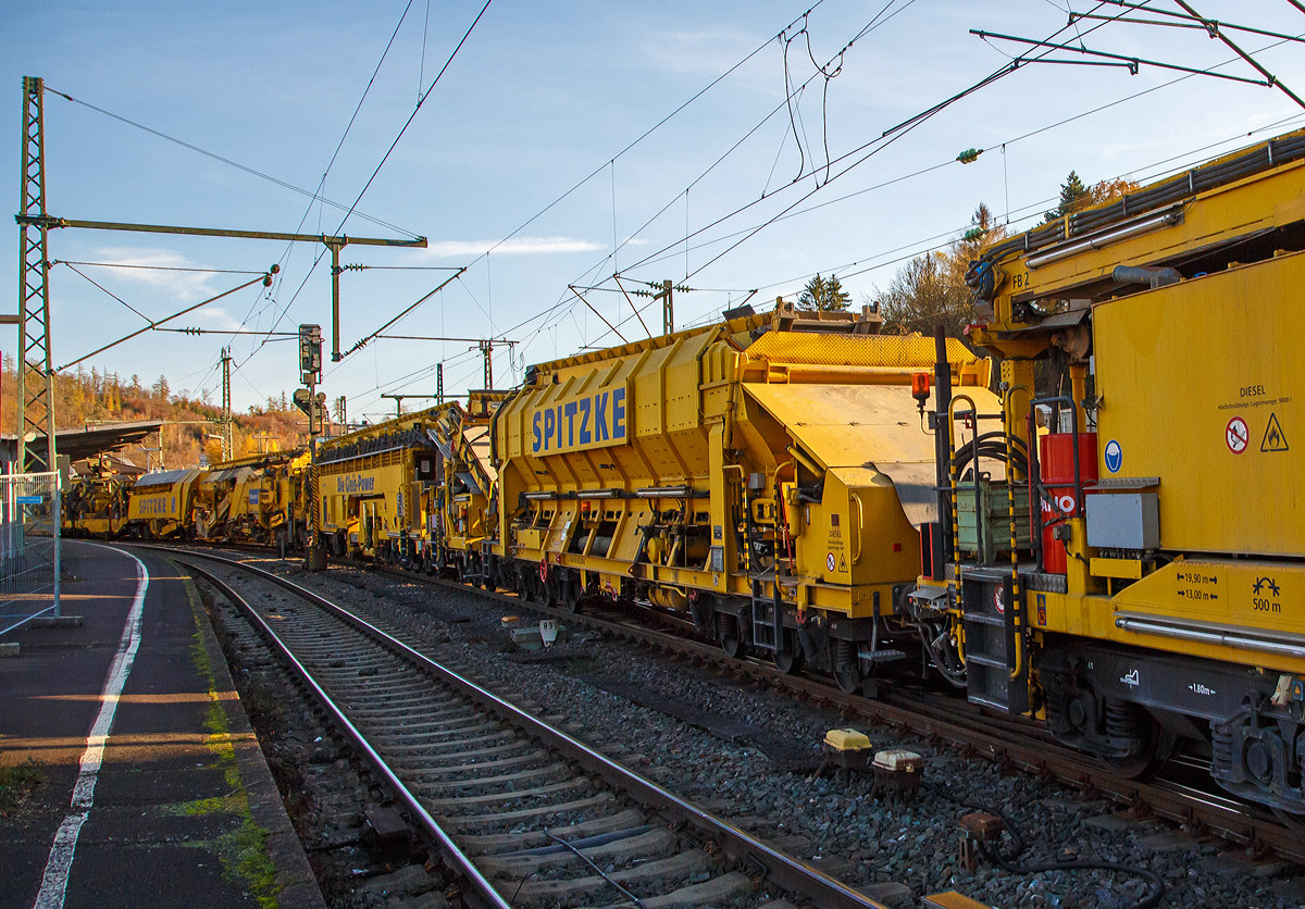 Die Plasser & Theurer Planumssanierungs- und Reinigungsmaschine RPM-RS-900 „Katharina die Große“ der SPITZKE SE (Großbeeren), Schweres Nebenfahrzeug Nr. D-SPAG 99 80 9415 004 – 1 (ex 97 19 35 501 18-1), am 09.11.2021 bei einer Zugdurchfahrt in Betzdorf (Sieg) in Richtung Siegen.

Hier als Detailbild die Materialförder- und Siloeinheit MFS 40 D mit Doppelförderband, 99 80 9552 098-2 D-SPAG (ex 97 19 21 558 57-5). P&T Fabriknummer 2140, Baujahr 1992 und 2007 für die RPM-RS-900 umgebaut.