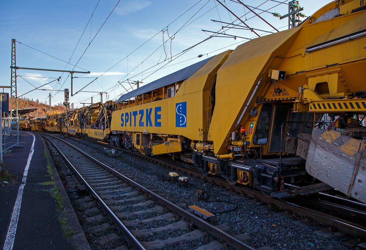 Die Plasser & Theurer Planumssanierungs- und Reinigungsmaschine RPM-RS-900 „Katharina die Große“ der SPITZKE SE (Großbeeren), Schweres Nebenfahrzeug Nr. D-SPAG 99 80 9415 004 – 1 (ex 97 19 35 501 18-1), am 09.11.2021 bei einer Zugdurchfahrt in Betzdorf (Sieg) in Richtung Siegen.

Hier als Detailbild (3) die Aushubmaschine , (P&T Fabriknummer 4798).
