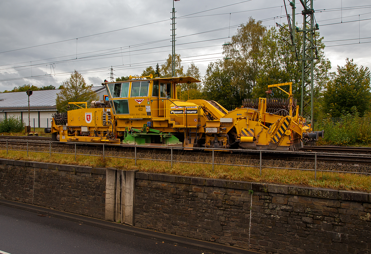 
Die Plasser & Theurer Schotterverteil- und Planiermaschine SSP 110 SW; Wiebe 432, Schweres Nebenfahrzeug Nr. 99 80 9425 010-2 D-HFW „Bremen“, ex 97 16 40 508 17-4, der H.F. WIEBE, ist am 26.09.2020 in Wissen (Sieg) im Einsatz.

Der Schotterpflug wurde 1987 von der Plasser & Theurer unter der Maschinen-Nr. 432 gebaut.
