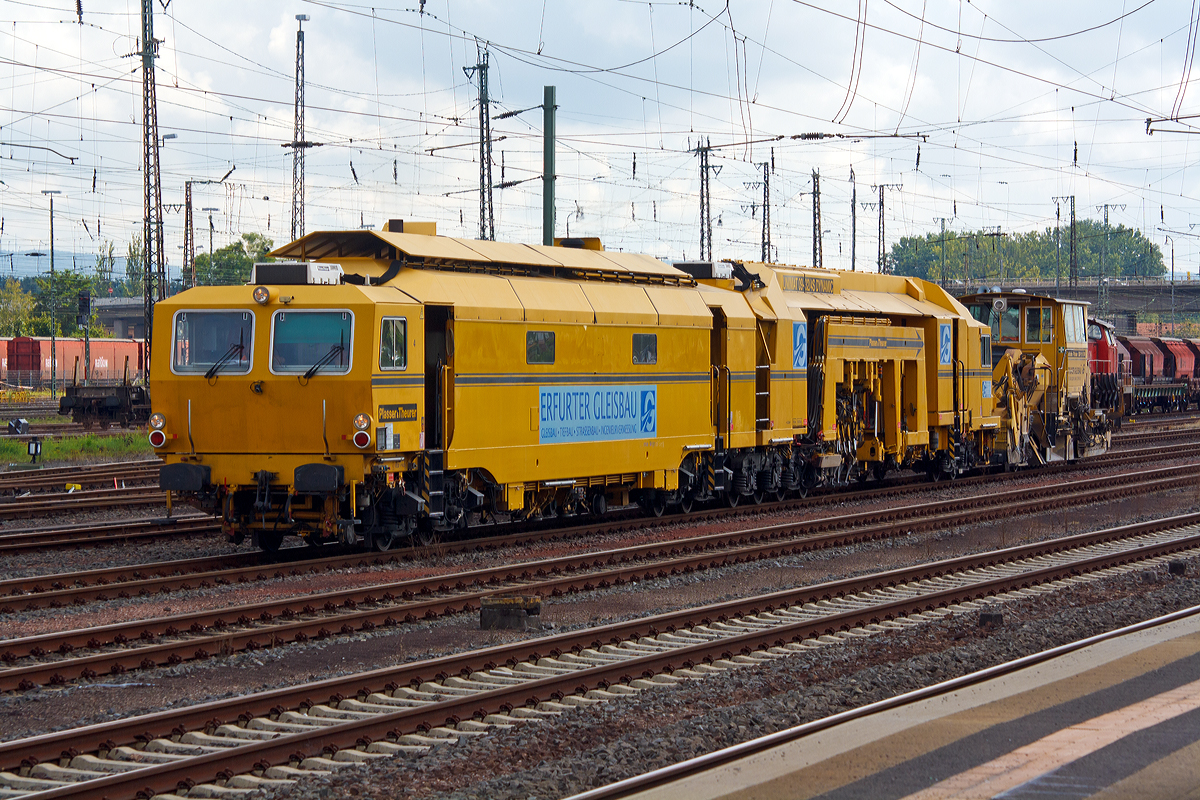 Die Plasser & Theurer  Stopfmaschine Unimat 09-32/4S Dynamic der Erfurter Gleisbau GmbH, Schwares Nebenfahrzeug Nr. 97 43 55 510 17 - 9, eine kontinuierlich arbeitende Zweischwellen-Nivellier-, Hebe-, Richt- und Stopfmaschine fr Gleise und Weichen mit 3-Strang-Hebung und 4-Strang-Stopfung mit integriertem Stabilisationsanhnger, hier im Zugverband mit Schotter- und Planiermaschine SSP 110 SW, am 27.08.2014 im Hbf Hanau. 

Die Unimat 09-32/4S Dynamic wurde 2007 von Plasser & Theurer unter der Masch. Nr. 3292 gebaut.

Technische Daten der Stopfmaschine :
Spurweite: 1.435 mm 
Achsanzahl: 10
Antrieb: 2 Stck Deutz wassergekhlter 8-Zylinder.Dieselmotor vom Typ BF 8 M 1015C
Leistung: 2 x 370 kW
Eigengewicht: 180 t
Zul. Anhngelast: 60 t
Hchstgeschwindigkeit: 100 km/h
Zur Mitfahrt zugel. Personen: 6
EBA-Nummer : EBA 07 B08 A003
Minimaler Radius fr Stopfarbeiten: 190 m
Minimaler befahrbarer Radius: 120 m