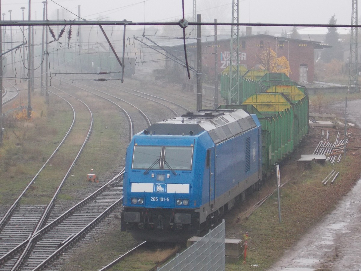 Die PRESS mit der TRAXX 285 101,am 06.November 2015,im vernebelten Bergen/R�gen.