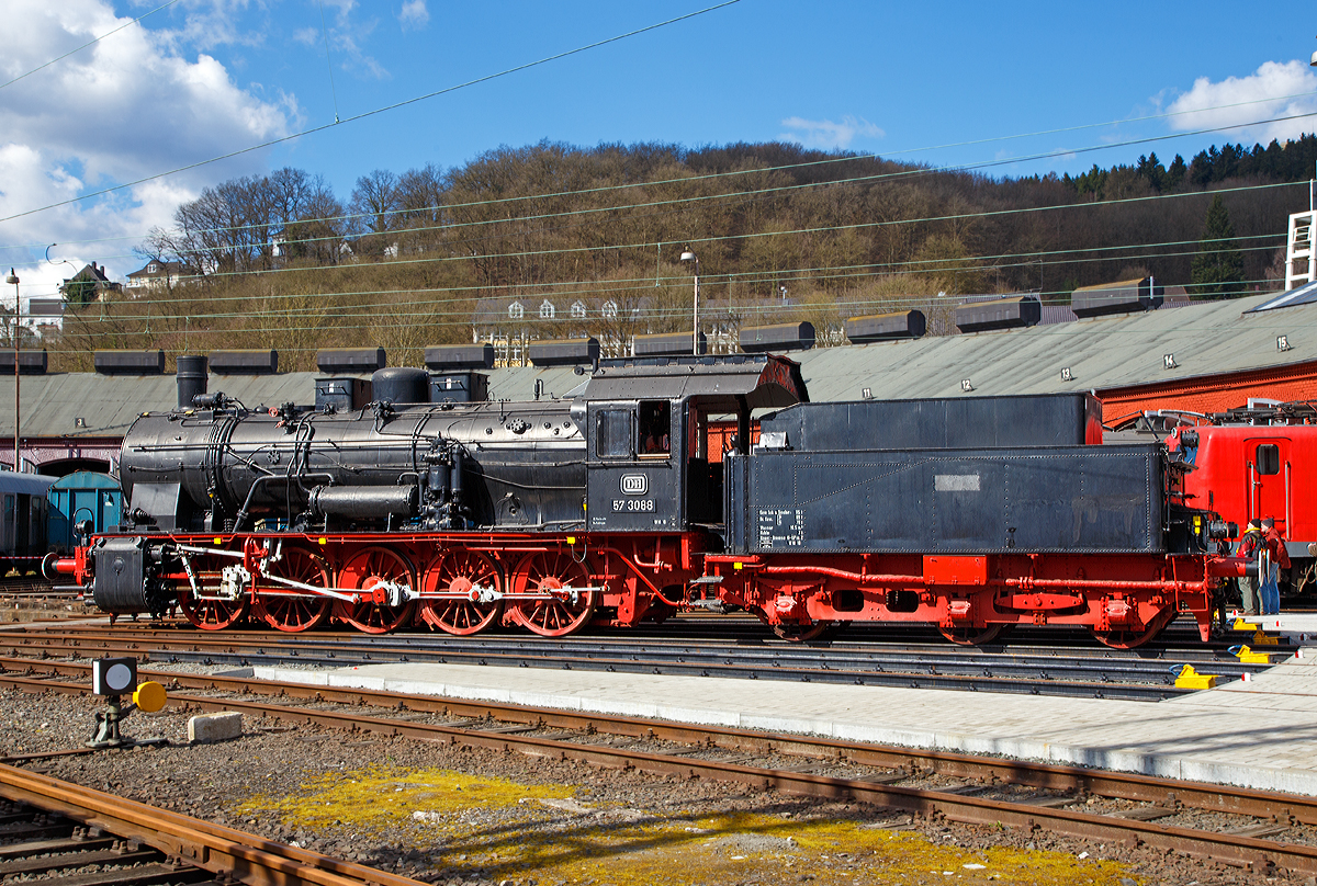 Die preuß. G10 Schlepptender-Güterzuglokomotive 57 3088 (ex G10 6011 Halle, ex DB 057 088-7) am 05.04.2015 im Südwestfälische Eisenbahnmuseum in Siegen.

Die Lok wurde 1922 von Rheinmetall unter der Fabriknummer 550 gebaut und als G10 6011 Halle an die Deutsche Reichsbahn geliefert, 1925 erfolgte die um Bezeichnung in DR 57 3088 (nach dem Krieg DB 57 3088). Kurz vor der z-Stellung am 10.06.1968 wurde sie zum 01.01.1968 noch in DB 057 088-7 umgezeichnet. Am 24.06.1970 schied sie aus dem Bestand der DB aus. Von 1974 bis 2002 war sie als Denkmal auf dem Gelände des Bahnbetriebswerks Haltingen aufgestellt (mit Unterbrechungen als Ausstellungstück). Nachdem der Personalbestand in Haltingen zur Pflege gemäß den Auflagen des VM Nürnberg nicht mehr ausreichte, kam sie 2002 nach Siegen.

Die Preußische G 10 war eine Güterzug-Schlepptenderlok, die auf Basis des Fahrgestells der Preußischen T 16 und des Kessels der Preußischen P 8 entwickelt wurde.
Bei der Entwicklung der G 10 wurde das Fahrwerk der T 16 mit der seitenverschiebbaren ersten und fünften Achse deutlich modifiziert - die T 16 wurde danach mit diesem modifizierten Fahrwerk als T 16.1 weiter-gebaut. Die G 10 war für den schweren Güterzugdienst auf Hauptstrecken vorgesehen, durch ihre niedrigere Achslast konnte sie aber flexibler als die in etwa leistungsgleiche Preußische G 8.1 eingesetzt werden. Die G 10 wurde vereinzelt sogar auch im Personenzugdienst verwendet.

Technische Daten der Baureihe:
Baujahre: 1910 bis 1925
Gebaute Stückzahl: über 3.000 (für Deutschland 2.677)
Spurweite: 1.435 mm
Achsfolge/Bauart: E h2
Gattung: G 55.15
Treibrad-Durchmesser	: 1.400 mm
Eigengewicht: 76,6 t
Dienstgewicht (Lok und Tender): 115t
Radsatzfahrmasse: 15,3 t
Länge über Puffer: 18.912 mm
Geschwindigkeit: 	60 km/h
Leistung: 809 kW (1.100 PS)
Kesseldruck: 12 bar
Zylinderzahl: 2
Zylinder-Durchmesser: 630 mm
Kolbenhub: 660 mm
Rostfläche: 2,58 qm
Verdampfungs-Heizfläche: 146,00 qm
Überhitzer-Heizfläche: 58,90 qm
Tender: pr. 3 T 16,5
Kohlevorrat: 7 t
Wasservorrat: 16,5 m³
