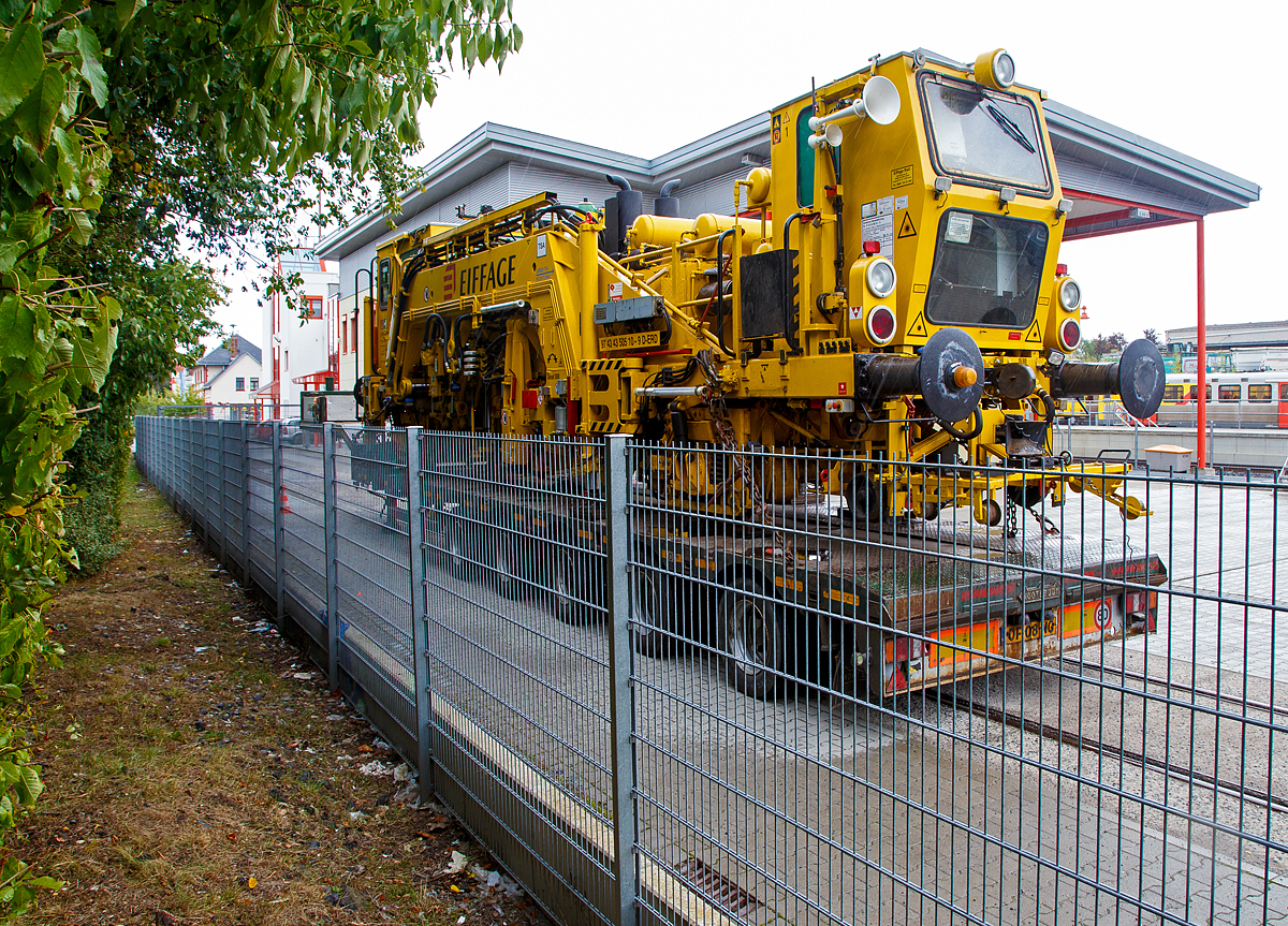 Die P&T Zweiwegegleis- und Weichenstopfmaschine 08-275 ZW, Schweres Nebenfahrzeug Nr. 97 43 43 505 10-9 D-ERD, der Eiffage Rail GmbH (ehemals der Heitkamp GmbH), am 02.10.2016 verladen auf einem Tieflader abgestellt auf dem HLB Gelnde in Usingen. 

Die Maschine wurde 1992 von Plasser & Theurer unter der Maschinen-Nr. 965 gebaut. Durch diese Art der zweiwegefahrbarkeit knnen die notwendigen berstellfahrten wahlweise gleisgebunden oder auf der Strae (mittels Tieflader) erfolgen. Fr das Verladen bentigt man keinen Kran, sondern sie erfolgt mittels der vier Verladehubzylinder und hydraulischem Drehschemel. 

TECHNISCHE DATEN:
Spurweite: 1.435 mm (Normalspur)
Anzahl der Achsen: 2
Lnge ber Puffer: 11.600 mm
Achsabstand: 7.000 mm
Raddurchmesser: 730 mm
Eigengewicht: 30.000 kg
Nutzlast: 5 t
Leistung: 136 kW
Zur Mitfahrt zugel. Personenzahl: 3
Hchstgeschwindigkeit: 65 km/h (selbst fahrend)
Kleister befahrbarer Gleisbogen: R = 50 m

Leistungsanstze Gleisstopfarbeiten:
Hebe-/Verdichtgang (Heben: 30 mm–60 mm): 155 m/h
Unterhaltungsstopfgang: 250 m/h


Leistungsanstze Weichenstopfarbeiten
Hebe-/Verdichtgang (Heben: 30 mm–60 mm): 30 m/h
Unterhaltungsstopfgang: 50 m/h


Besonderheiten:
Max. Hebung: 40 mm
Max. Radius beim Stopfen: 60 m
Transport per Tieflader (Be- und Entladezeit): 20 min
Zusatzradstze fr Stadtbahnen
Zulassung fr Zulassung fr D (Deutsche Bahn, diverse Stadtbahngesellschaften), DK (Kopenhagen), GB (Londoner U-Bahn), N (Straenbahn Oslo), NL, S (Stockholm, Gteborg)
