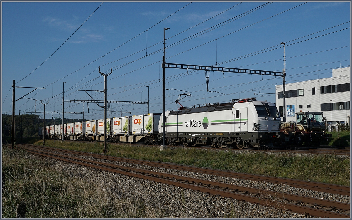 Die Rail Care Rem 476 453-6 VAUD (UIC 91 85 4476 453-6 CH-RLC) hat mit ihren Coop Zug von Genve la Praille ihr Ziel Vufflens la Ville erreicht. 

29. August 2018