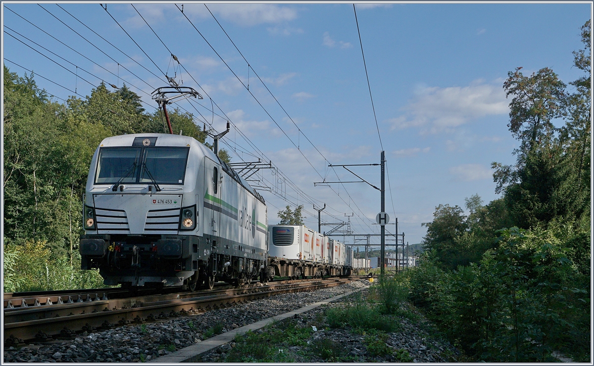 Die RailCare Rem 476 453 verlsst mit einem Lebensmittel Container Zug Vuffelens la Ville.

29. August 2018