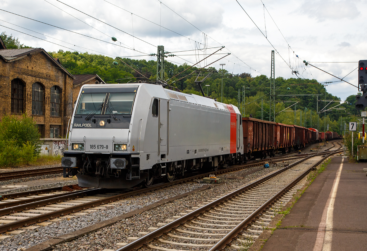 
Die RAILPOOL 185 679-8 (91 80 6185 679-8 D-Rpool), zurzeit vermietet an die DB Cargo Deutschland AG, fährt am 15.07.2017 mit einem gem. Güterzug durch Betzdorf/Sieg in Richtung Siegen. 

Die TRAXX F140 AC2 wurde 2009  von Bombardier in Kassel unter der Fabriknummer 34680 gebaut.