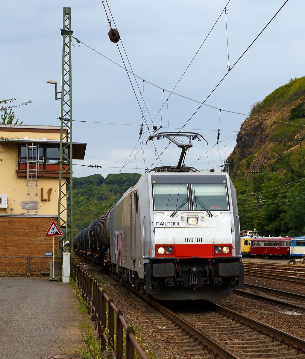 
Die Railpool 186 101 (91 80 6186 101-2 D-Rpool) fährt am 03.08.2020 mit einem Kesselwagenzug durch Linz am Rhein in Richtung Süden. 

Die TRAXX F140 MS wurde 2006 von Bombardier in Kassel unter der Fabriknummer 34299 gebaut. Die Multisystemlokomotive hat die Zulassungen bzw. besitzt die Länderpakete für Deutschland, Österreich, Schweiz, Italien und die Niederlande. 