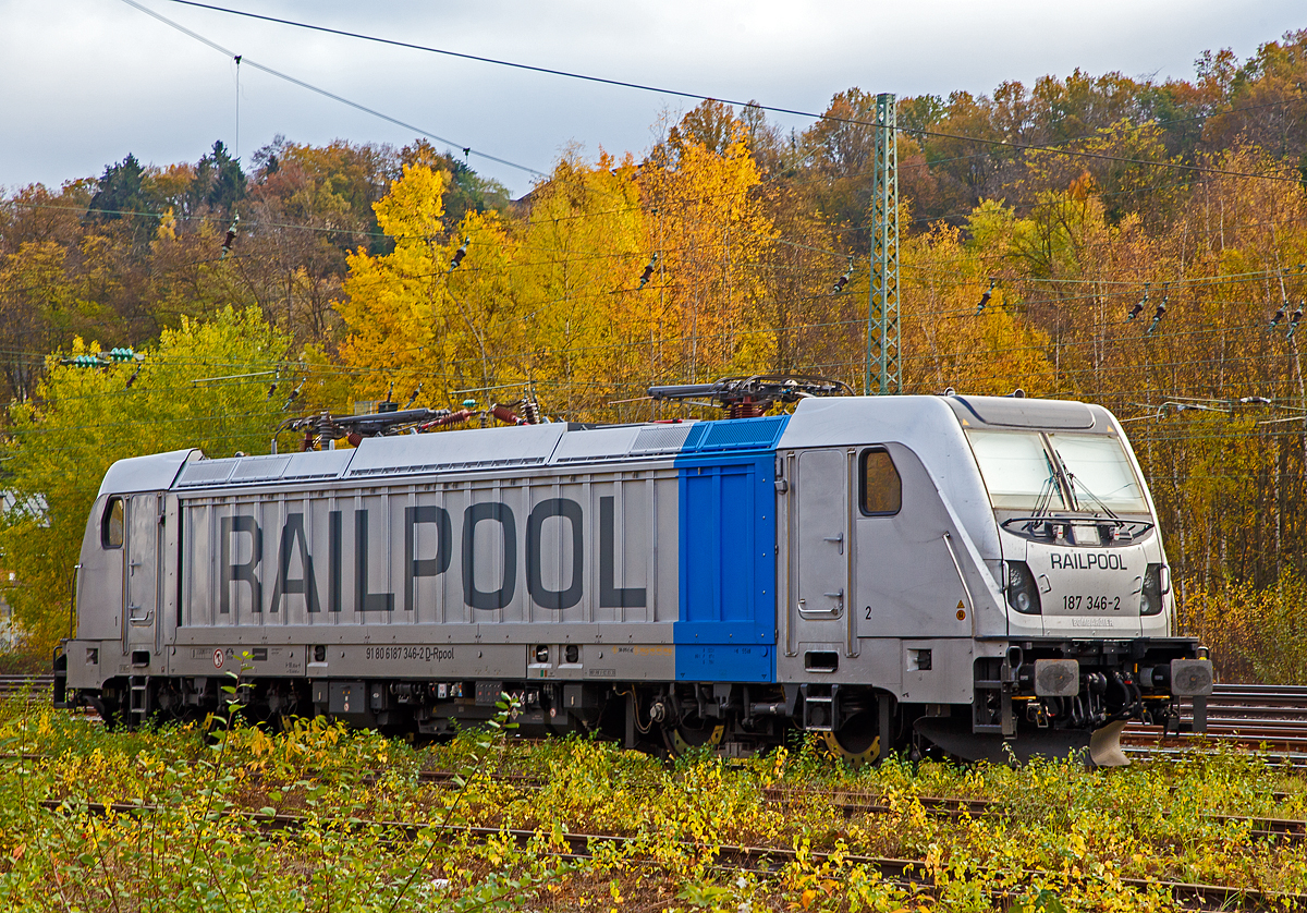 
Die RAILPOOL 187 346-2 (91 80 6187 346-2 D-Rpool), eine Bombardier TRAXX F140 AC3 LM, ist am 11.11.2020, nach dem Betanken, in Betzdorf (Sieg) abgestellt.

Die TRAXX F140 AC3 LM wurde 2020von Bombardier gebaut. Nach meiner Sichtung hat die Lok die Zulassung für Deutschland und Österreich. Für Ungarn und Rumänien sind die Zulassungen noch nicht erteilt (H und RO sind durchgestrichen).
