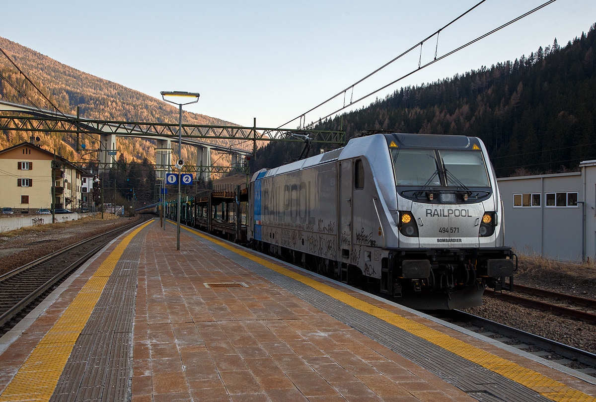 Die Railpool 494 571 (91 83 2494 571-9 I-RPOOL), eine Bombardier TRAXX F140 DC3 LM (mit Last-Mile-Modul), fährt am 27.03.2022 mit einem leeren Autozug durch den Bahnhof Gossensaß / Colle Isarco hinauf zum Brenner / Brennero.

Diese Gleichstromloks der italienischen Baureihe E 494.5, vom Typ Bombardier TRAXX F140 DC3 LM, sind mit einem 275 kW Dieselmotor (Last-Mile-Modul) ausgestattet, um Rangierfahrten innerhalb nicht elektrifizierter Rangierbahnhöfe durchführen zu können. Das Modul kann auch zur Selbstrettung im Falle einer Störung des elektrischen Traktionssystems verwendet werden.

Die für Einsätze in Italien, Polen und Slowenien entworfenen Lokomotiven, haben gleich wie die MS3-Variante wieder glatte Außenwände. Das Last-Mile-Modul, bestehend aus Dieselmotor, Traktionsbatterie und Kraftstofftank verfügbar. In Italien werden sie als Baureihe E.494 bezeichnet. Die Loks mit LM-Modul werden als BR E.494.5 geführt, Loks ohne LM werden als BR E.494.0 geführt.

Neue Lokomotive E.494 der TRAXX-Familie von Bombardier wird mit 3 kV Gleichstrom betrieben und ist für das italienische Eisenbahnnetz zugelassen. Mit einer Leistung von 6,4 MW und einer Höchstgeschwindigkeit von140 km/h hat es eine Zugkraft beim Anfahren von 320 kN. Ausgestattet mit elektrischer regenerativer und rheostatischer Bremse, SCMT-Signalisierung und Vorbereitung für ETCS.

TECHNISCHE DATEN:
Hersteller: Bombardier, Werk Vado Ligure (Italien)
Spurweite: 1.435 mm (Normalspur)
Achsformel: Bo'Bo'
Länge über Puffer: 18.900 mm
Höhe: 4.228 mm
Breite: 2.977 mm
Drehzapfenabstand:  10.440 mm
Dienstgewicht: 86 t
Höchstgeschwindigkeit: 140 km/h / bei LM 50 km/h 
Dauerleistung:  6.000 kW (6.400 kW boost)
Anfahrzugkraft:  300 kN (320 kN mit Booster)
Treibraddurchmesser: 	1.250 mm (neu) / 1.170 mm (abgenutzt)
Stromsysteme: 3.000 V DC / 1.500 V DC
Anzahl der Fahrmotoren: 4 Asynchronmotoren
