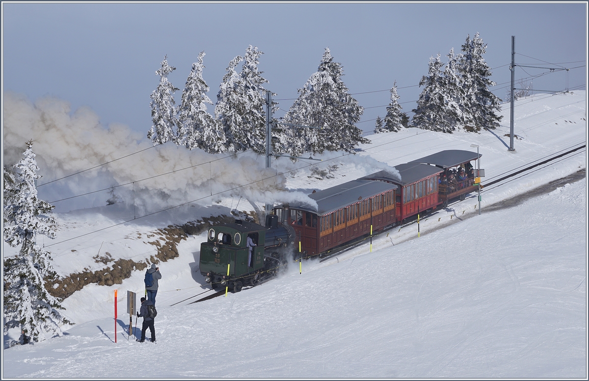 Die RB (Rigi Bahnen) H 2/3 16 erreicht mit ihrem Dampfzug 1223 Rigi Staffel.
24. Feb. 2018 