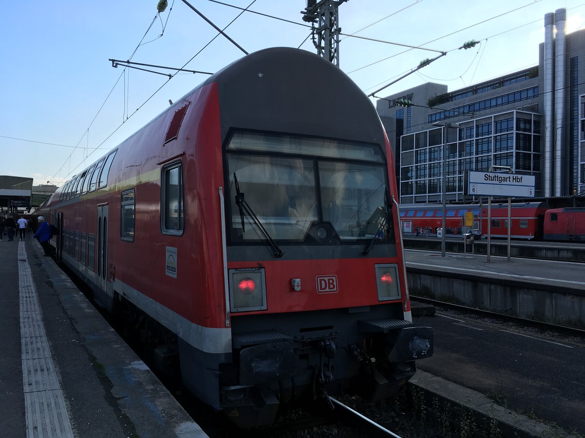 Die RB´s Stuttgart - Heilbronn (-Neckarsulm/Osterburken) werden ca. halb halb von DR Dosto und n Wagen gefahren.

Am 05.05.17 kam eine 5 Wägige DR Dosto Garnitur aus Heilbronn in Stuttgart eingefahren.