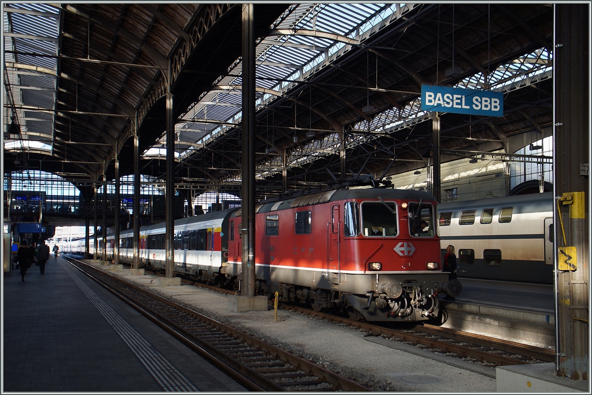 Die Re 4/4 11141 in Basel. Eigentlich war die Lok schon für die Verschrottung vorgesehen, wurde aber dann doch aufgearbeitet und fährt seitdem vergüngt durchs Lands...
2. Dez. 2015