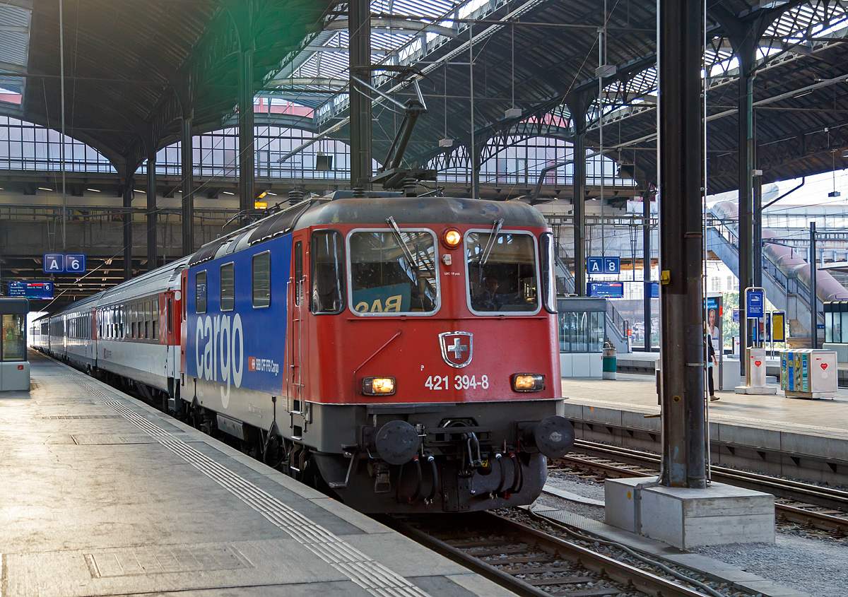 
Die Re 4/4 II - Re 421 394-8 (91 85 1421 395 CH-SBB) der SBB Cargo, ex Re 4/4 II 11394, fährt am 24.09.2016 mit dem IR 1962 aus Zürich in den Bahnhof Basel SBB ein. 

Die Lok wurde 1985 von SLM unter der Fabriknummer 5258 gebaut, der elektrische Teil ist von BBC. Der Umbau zur Re 421 erfolgte 2004.