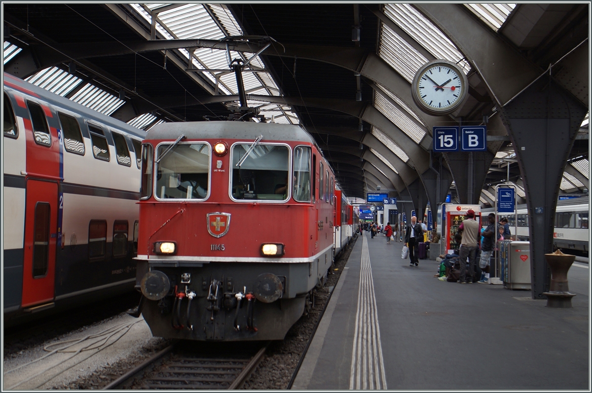 Die Re 4/4 II 11145 wartet mit ihrem IC 774 nach Basel in Zèrich HB auf die Abfahrt.
19. August 2015