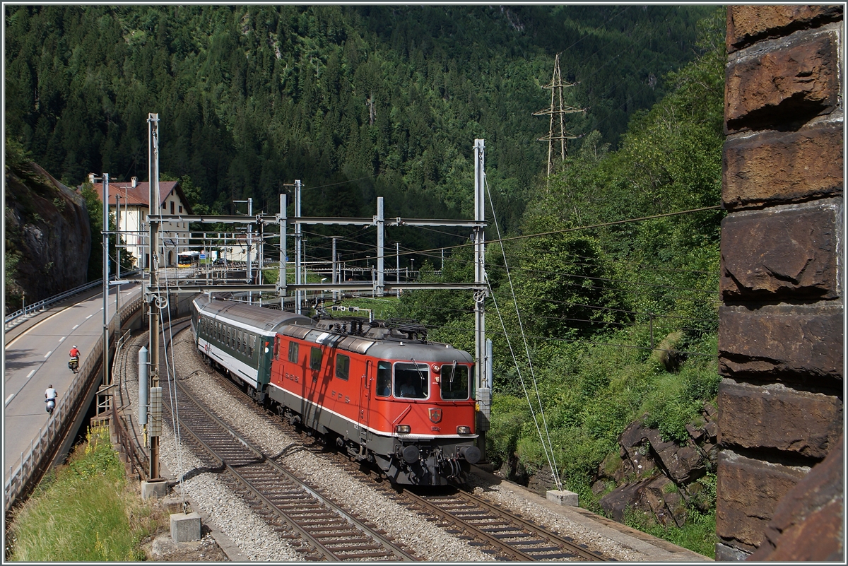 Die Re 4/4 II 11158 mit einem  Gotthard IR  nach Locarno am Eingang der Dazio Grande bei Rodi Fiesso. 
23. Juni 2015