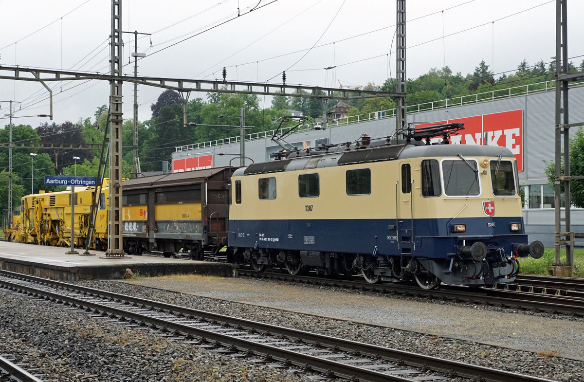 Die Re 4/4 II 11387 aus dem Jahre 1984 von IRSI mit Rheingold-Anstrich. Die frisch revidierte Re 421 387-2 mit zwei SERSA-Wagen auf der Fahrt von Basel nach Bulle. Meine erste Aufnahme dieser fotogenen Lokomotive ist am 14. Juni 2020 bei strömenden Regen anlässlich der Bahnhofsdurchfahrt Aarburg-Oftrigen entstanden. Dieser  Farbtupfer  verfügt auch über die Zulassung für Fahrten in Deutschland und Österreich.
Foto: Walter Ruetsch