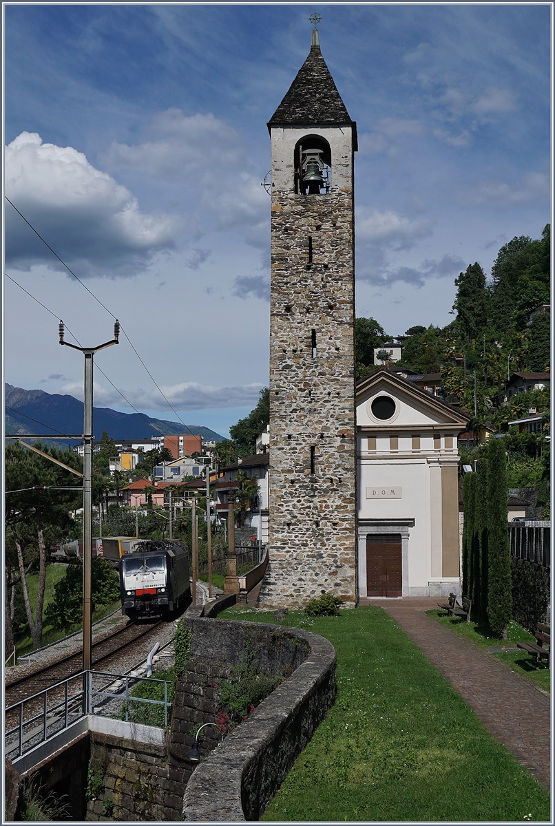 Die Re 474 bzw E 189 115 von SBB International mit einem Güterzug in S. Nazzaro.
20. Mai 2017