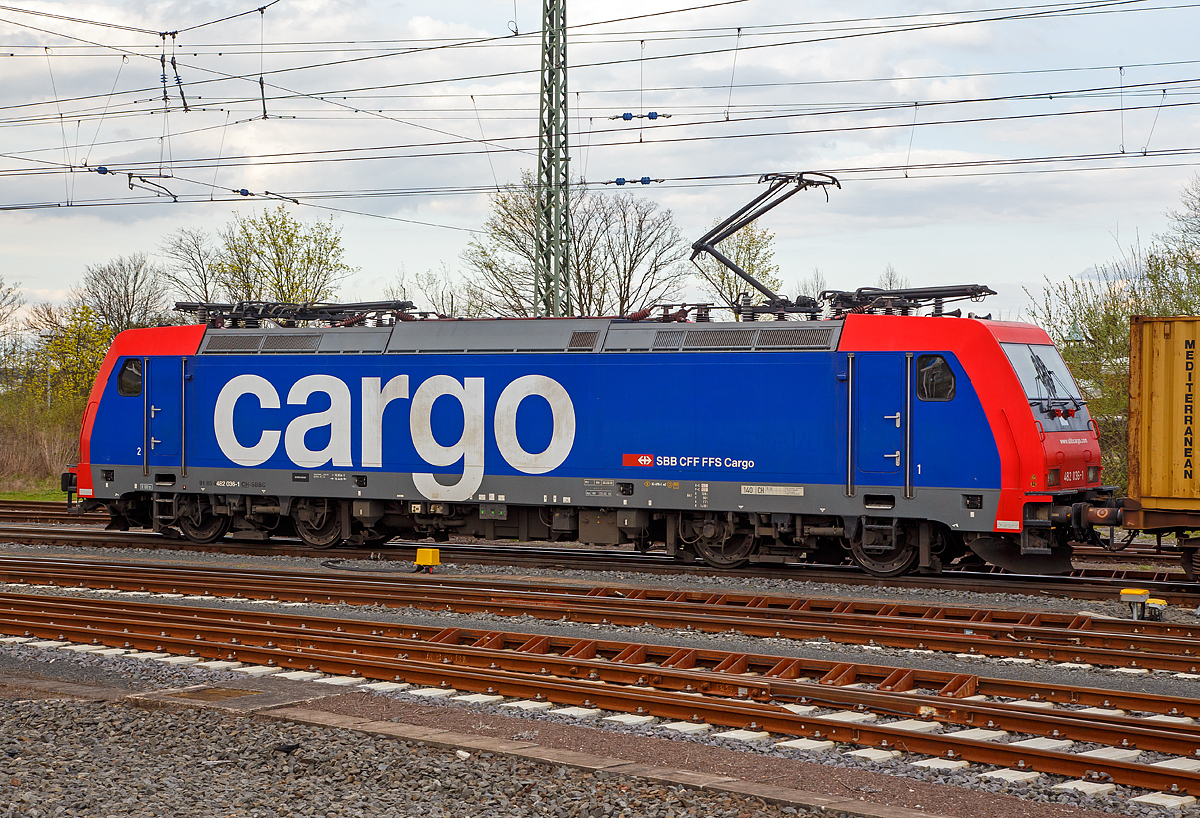 Die Re 482 036-1 (91 85 4482 036-1 CH-SBBC) der SBB Cargo fährt am 14.04.2018 mit einem Containerzug durch Friedberg (Hessen) in Richtung Norden. 

Die Bombardier TRAXX F140 AC2 (Re 482 der zweiten Bauserie) wurde 2005 von Bombardier in Kassel unter der Fabriknummer 33776 gebaut und als Re 482 036-1 an die SBB Cargo geliefert. 2020 wurde sie an die Nordic Re-finance AB (Schweden) verkauft.

Obwohl die Baureihe Re 482 der SBB Cargo grundsätzlich von der Baureihe 185 abgeleitet ist, gibt es doch kleine Unterschiede. Wie bei der deutschen Baureihe 185 handelt es sich bei der Re 482 um eine Zweisystemlokomotive für 15 kV, 16 2/3 Hz und 25 kV, 50 Hz. Zugelassen sind die Lokomotiven für das deutsche, österreichische und Schweizer Bahnnetz. Im Gegensatz zu den Loks der Baureihe 185, die ab Werk erst ab etwa 185 050 mit einer Leistung von 5.600 kW ausgeliefert wurden, kamen die Loks der Bauart Re 482 bereits mit der erhöhten Leistung zur SBB Cargo.

Weiterhin verfügen die Re 482 über vier Stromabnehmer, von denen jeweils zwei für die deutsche und zwei für die schweizerische Oberleitung ausgelegt sind. Im Bereich der Sicherungstechnik verfügen die Loks über die deutschen Systeme Indusi, LZB 80 und PZB 90 und die Schweizer Systeme Signum und ZUB 262. Zusätzlich sind im Lokkasten Kameras eingebaut, die Rückspiegel ersetzen sollen.

Mit der zweiten Bauserie der Re 482, die ab 482 035 (wie hier) gab es einige Veränderungen an der Lok. Zudem sind diese nun TRAXX F140 AC2. Der gesamte Lokkasten wurde neu gestaltet und auf sein Crashverhalten optimiert. Ebenso erhielten die Fahrzeuge nun neue Puffer, die wiederum mit dämpfenden Elementen verschraubt sind.

Auf Anhieb sichtbar sind die Unterschiede zwischen der ersten und der zweiten Baureihe: Bei der zweiten Bauserie (TRAXX F140 AC2) ist der Übergang zwischen der Dach- und der Stirnfläche wesentlich stärker geknickt als vorher. Weiterhin sind die bisher auf verschiedenen Ebenen angebrachten Griffstangen an der Lokfront bei der zweiten Baureihe nun auf gleiche Höhe direkt unter die Führerstandsfenster gerückt. Unter den Stirnfenstern befindet sich nun eine Klappe, in der die Klimageräte für den Führerstand untergebracht sind.

TECHNISCHE DATEN:
Spurweite: 1.435 mm (Normalspur)
Achsfolge: Bo'Bo'
Dienstgewicht: 85 t
Länge über Puffer: 18.900 mm
Drehzapfenabstand: 10.440
Dauerleistung: 5.600 kW
Höchstgeschwindigkeit: 140 km/h
Fahrleitungsspannung:15000 V, 16.7 Hz ~
Zulassungen: CH / D (Zweite Serie teilweise auch A)

