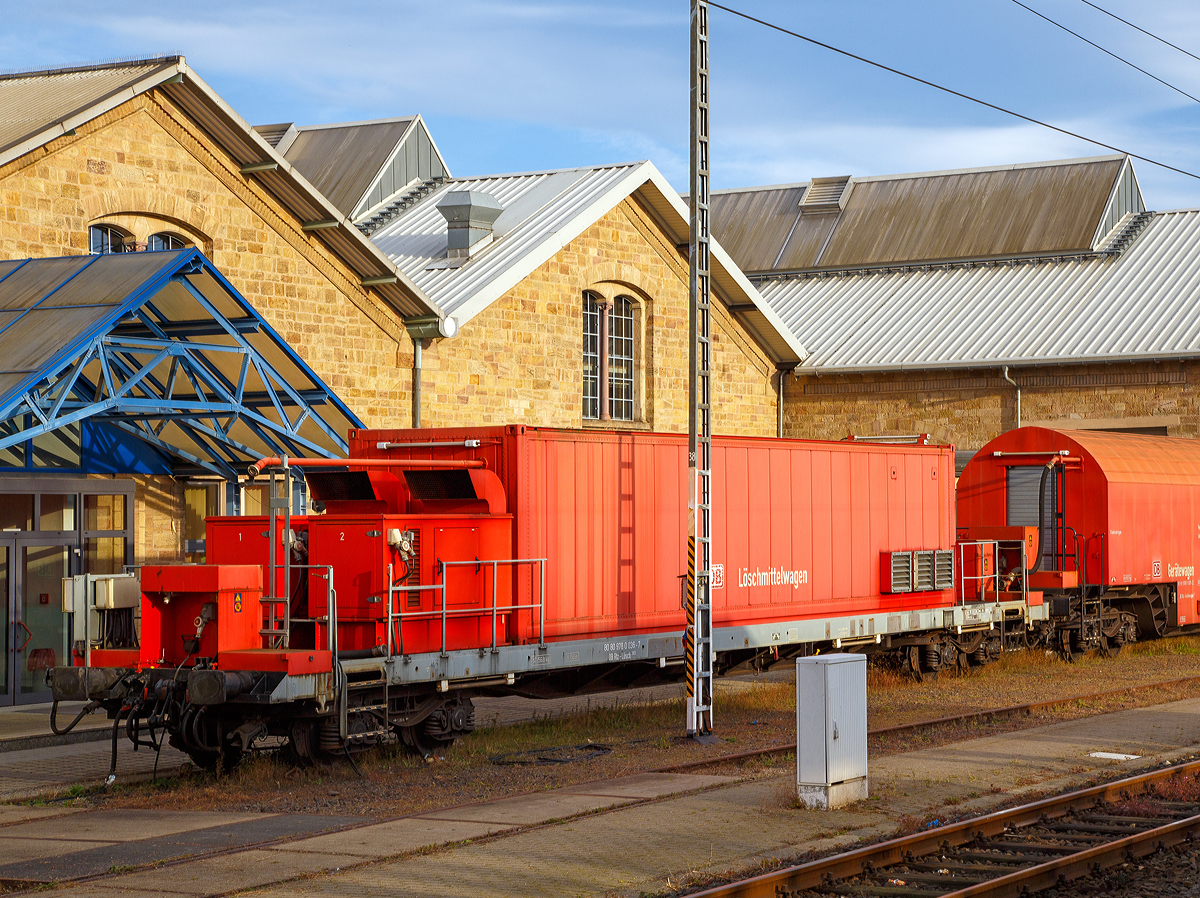 Die Rettungszüge (früher Tunnelrettungszug) bestehen neben den zwei Loks der Baureihe 714 (modifizierte V 100 bzw. Baureihe 212) aus jeweils zwei Transportwagen 380, einem Gerätewagen 381, einem Sanitätswagen 382 (beim Fuldaer Zug aus zwei Sanitätswagen) und einem Löschmittelwagen 383. 

Hier der Löschmittelwagen 80 80 978 0 036-7 DB Rtz- Lösch 383 vom Rettungszug Fulda am 05.10.2015 in Fulda. 

Die Löschmittelwagen entstanden durch Umbau vorhandener Wagen der Bauart Rs 684. Der Umbau erfolgte durch die Fa. Talbot. Die Wagen führen einen Vorrat von 20 Kubikmeter Wasser und 2 Kubikmeter Schaummittel mit. Eine leistungsfähige Pumpe vervollständigt den Wagen. Der Löschmittelwagen stellt für den gesamten Zug die Löschmittelversogung sicher. Vom ihm aus geht zu allen anderen Wagen eine Löschwasserversorgung. Somit kann von jedem Wagen aus ein Löschangriff aufgebaut werden.
Zudem gehöhren zur Ausstattung:
- 100 Krankentragen
- 2 Gleisloren
- Saugschläuche
- Feuerlöscher
- Material zur Wasserentnahme (Standrohr, Tauchpumpe) 
    
Technische Daten: 
Spurweite: 1.435 mm
Anzahl der Achsen: 4 (in zwei Drehgestellen)
Länge über Puffer: 20.980 mm
Drehzapfenabstand: 14.860 mm
Achsstand im Drehgestell: 1.800 mm
Dienstgewicht: 57.157 kg
Bremse: KE-GP-A (max. 58 t)
Zulässige Höchstgeschwindigkeit: 100 km/h

Quellen:
http://www.bahndienstwagen-online.de
sowie Eigene Beobachtungen und Recherchen
