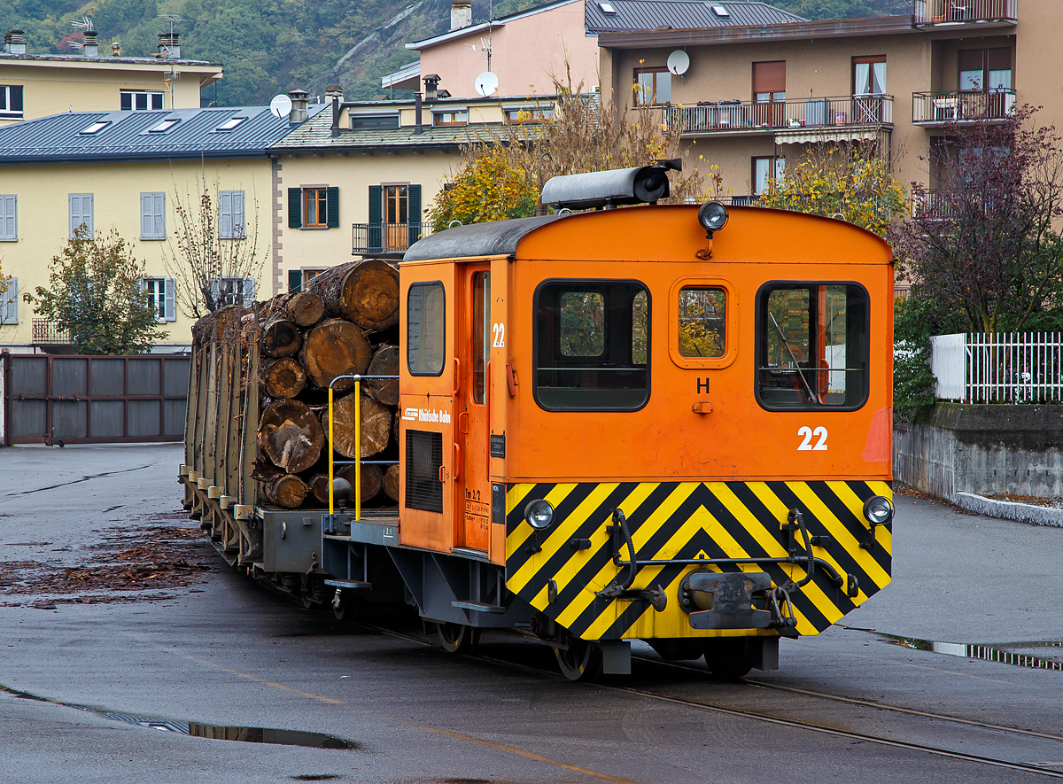 Die RhB Tm 2/2 22, ex RhB Tm 2/2 58, steht am 02.11.2019 mit drei angehangenen und mit Rundholz beladenen Flachwagen vom Typ “Sp-w“ der Serie 8271 – 8300 beim Bahnhof Tirano. 

Der Traktor vom Typ RACO 55 LA 4 wurde 1965 von RACO (Robert Aebi AG) unter der Fabriknummer 1717 gebaut. Im Jahr 1989 erfolgte die Remotorisierung mit einem Cummins Motor vom Typ 4BT 3.9 und die Umzeichnung in Tm 2/2 22.

Leider auch schon historisch: Dieser Rangiertraktor wurde im Februar 2021 abgebrochen. Alle RACO (55 LA 4) Rangiertraktor Tm 2/2 15 bis 26 wurden von der RhB ausrangiert und verkauft bzw. abgebrochen.