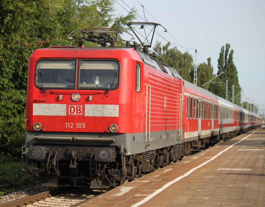 Die Rostocker 112 105-2 mit dem Pommes Rot-Wei� Express 13290 von Warnem�nde nach Berlin-Zoo bei der Durchfahrt am 28.05.2015 im Haltepunkt Rostock-Holbeinplatz.24.07.2015