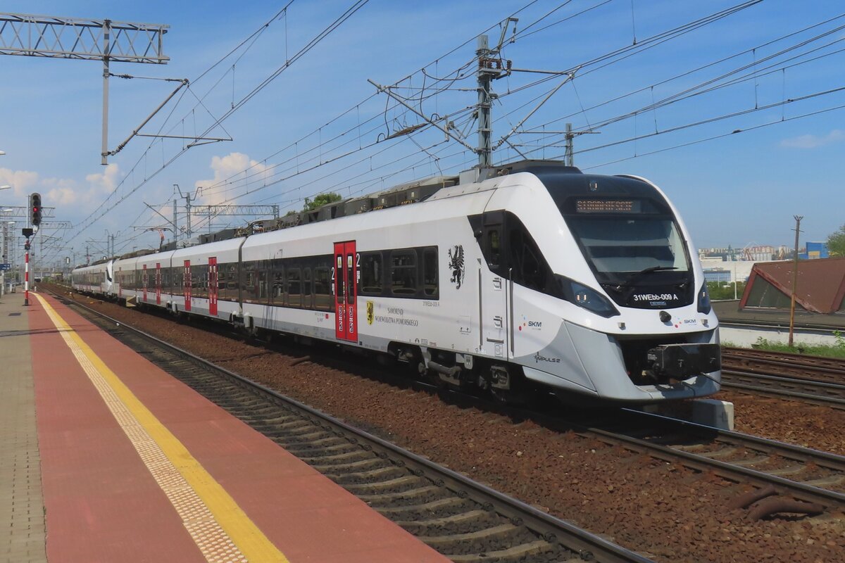 Die S-Bahn von Trojmiasto (Gdynia-Sopot-Gdansk) bekommt neue Farben und 31WEbb-009 tragt diese Pomorskie-Farben beim einfahrt in Gdynia Glowna am 5 Mai 2024.